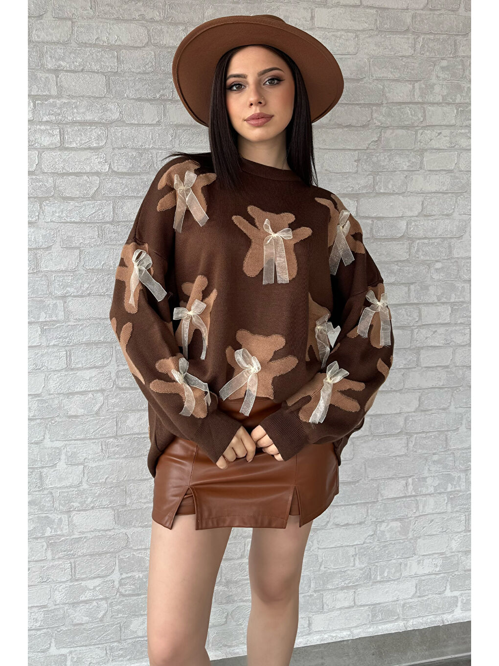 Kahverengi Ayıcık Desenli Kurdeleli Bisiklet Yaka Kadın Triko Kazak