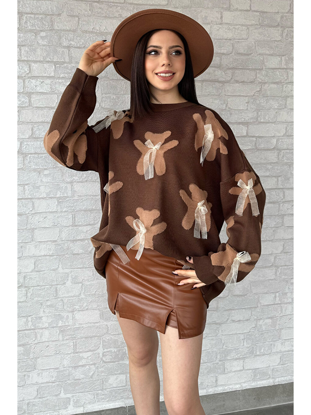 Kahverengi Ayıcık Desenli Kurdeleli Bisiklet Yaka Kadın Triko Kazak-1