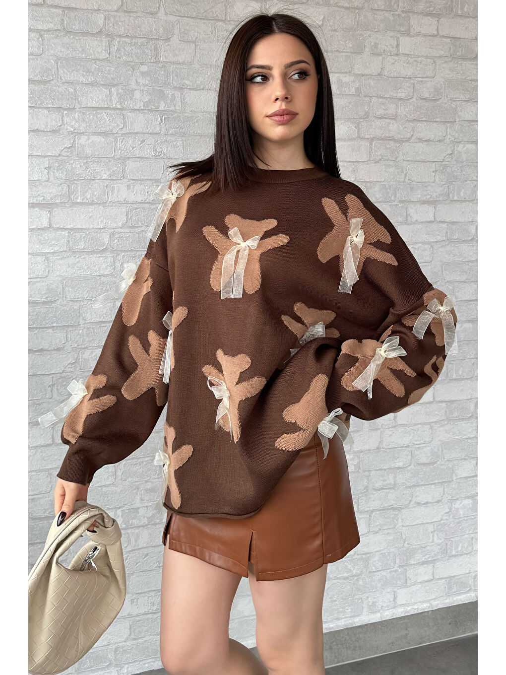 Kahverengi Ayıcık Desenli Kurdeleli Bisiklet Yaka Kadın Triko Kazak-2