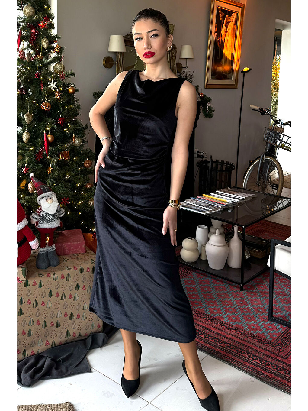 Siyah Kadın Büzgü Detaylı Degaje Yaka Kadife Elbise