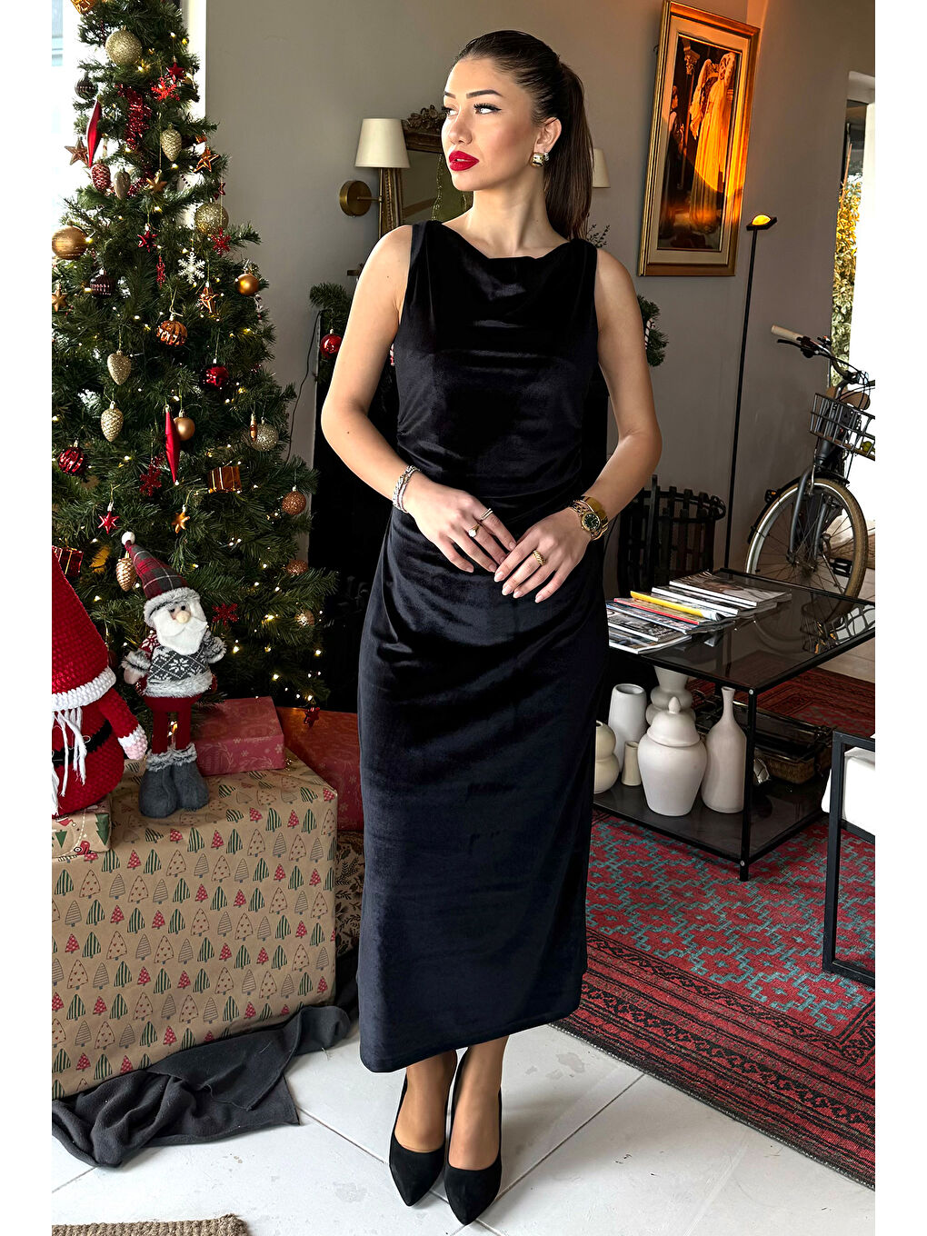 Siyah Kadın Büzgü Detaylı Degaje Yaka Kadife Elbise-1