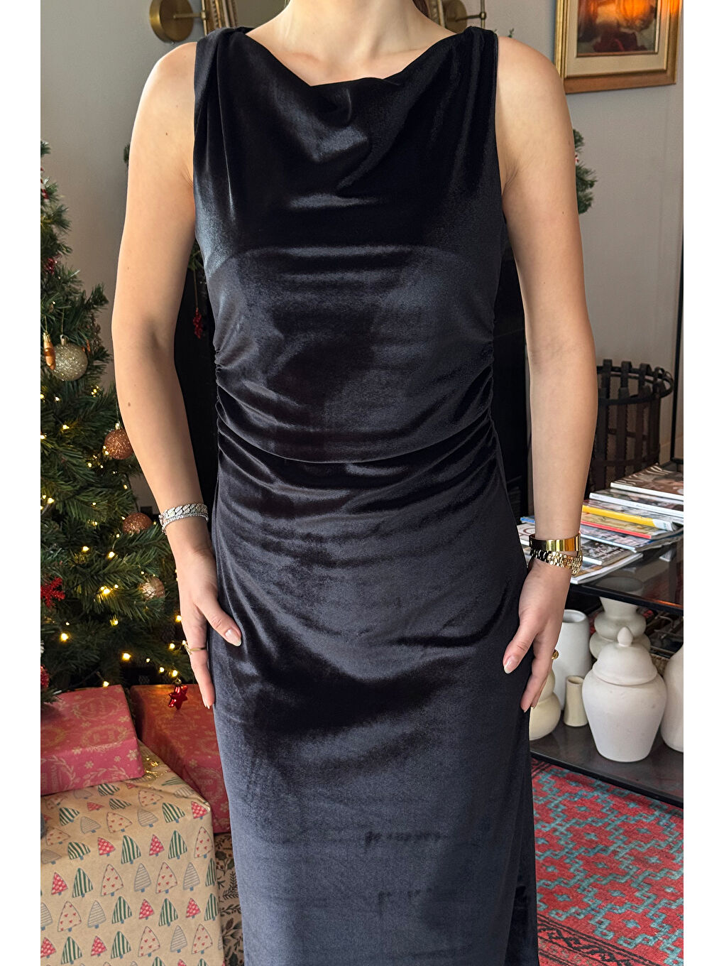 Siyah Kadın Büzgü Detaylı Degaje Yaka Kadife Elbise-2