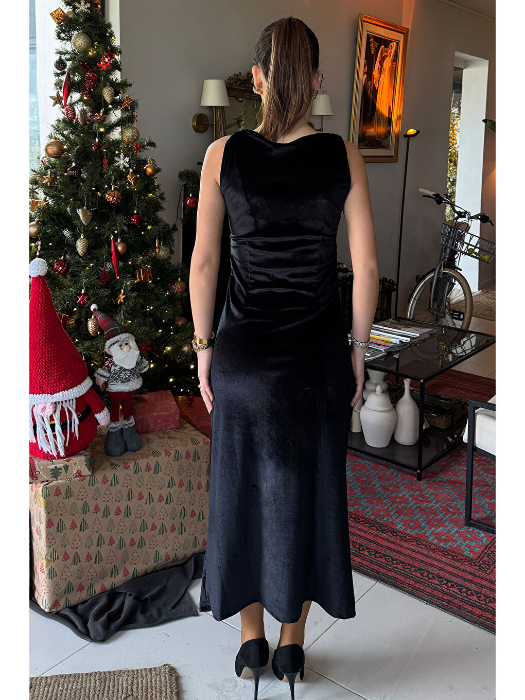 Siyah Kadın Büzgü Detaylı Degaje Yaka Kadife Elbise-3