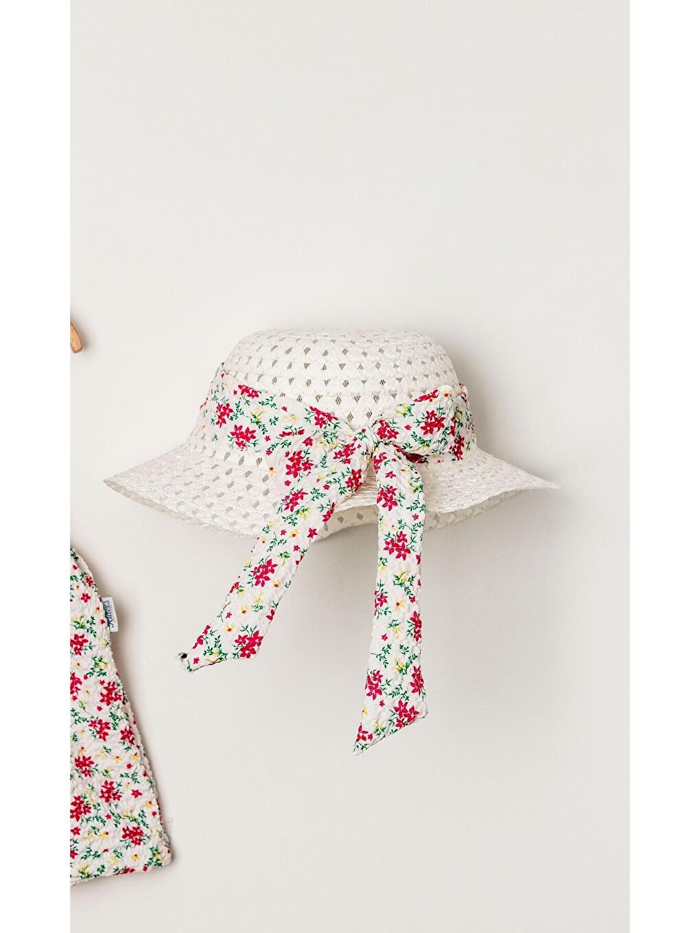 Kırmızı Tatlı Çiçek Desenli Şapkalı Fiyonklu Kız Bebek Elbisesi-2