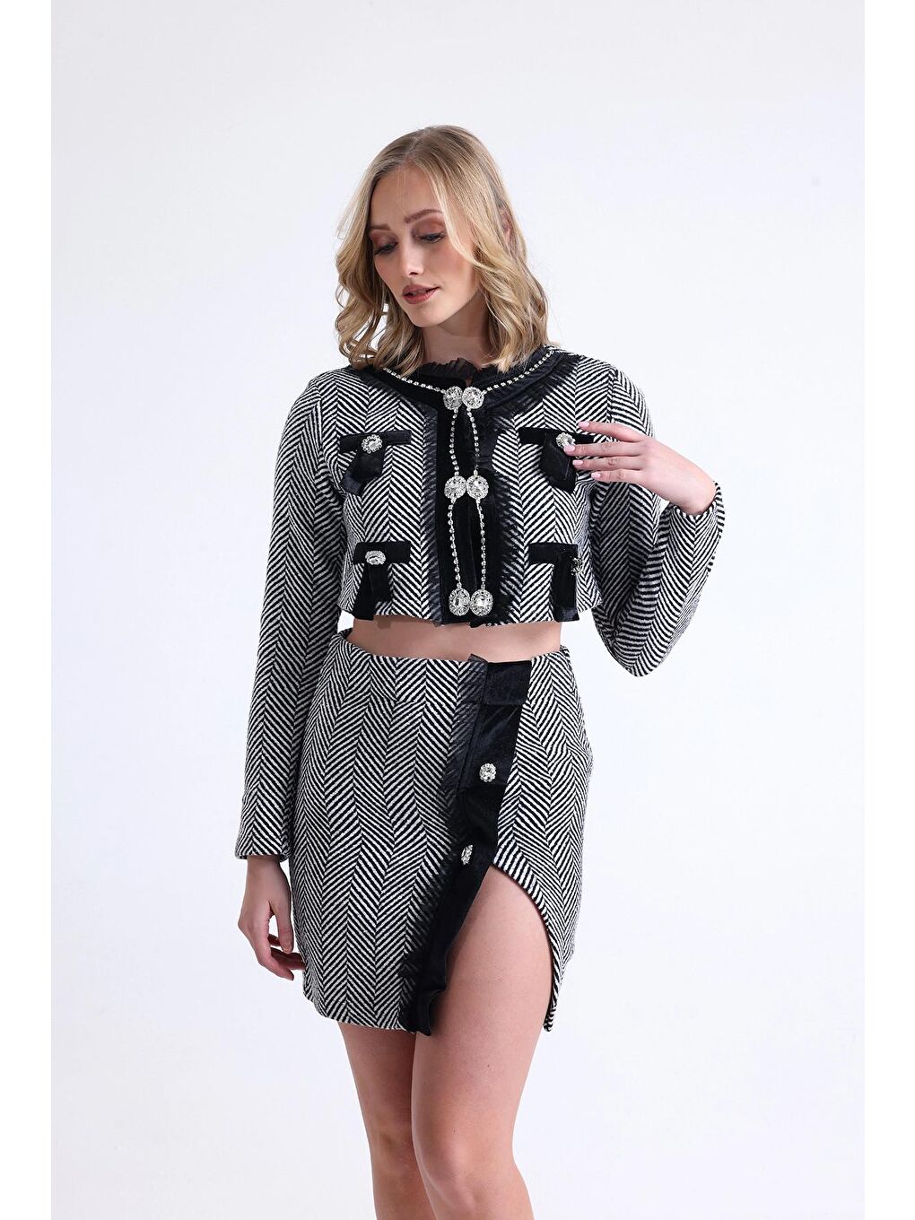 Gri Kurdeleli Ve Taşlı Uzun Kollu Eteği Yırtmaçlı Crop Ceket Etek Takım SU-4-1