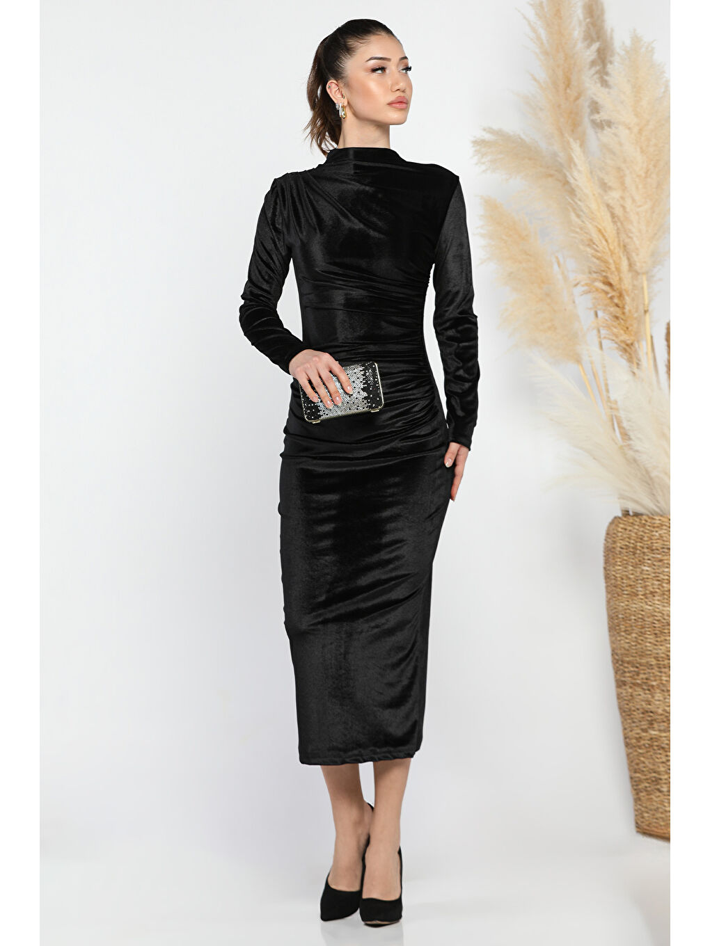 Siyah Kadın Dik Yaka Omuz Ve Bel Büzgülü Elastanlı Kadife Elbise-1