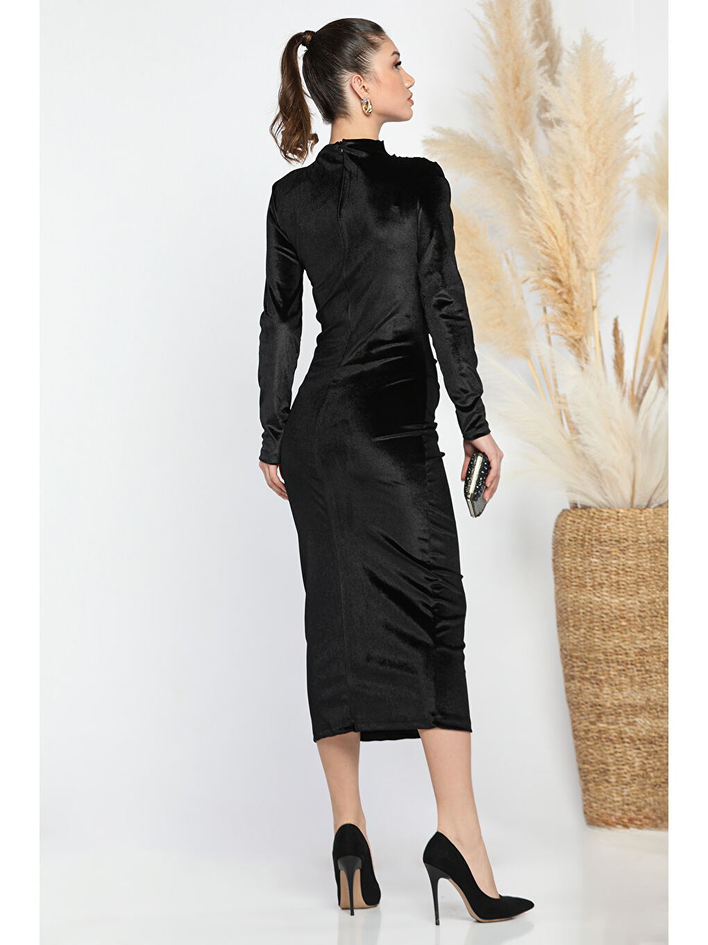 Siyah Kadın Dik Yaka Omuz Ve Bel Büzgülü Elastanlı Kadife Elbise-3