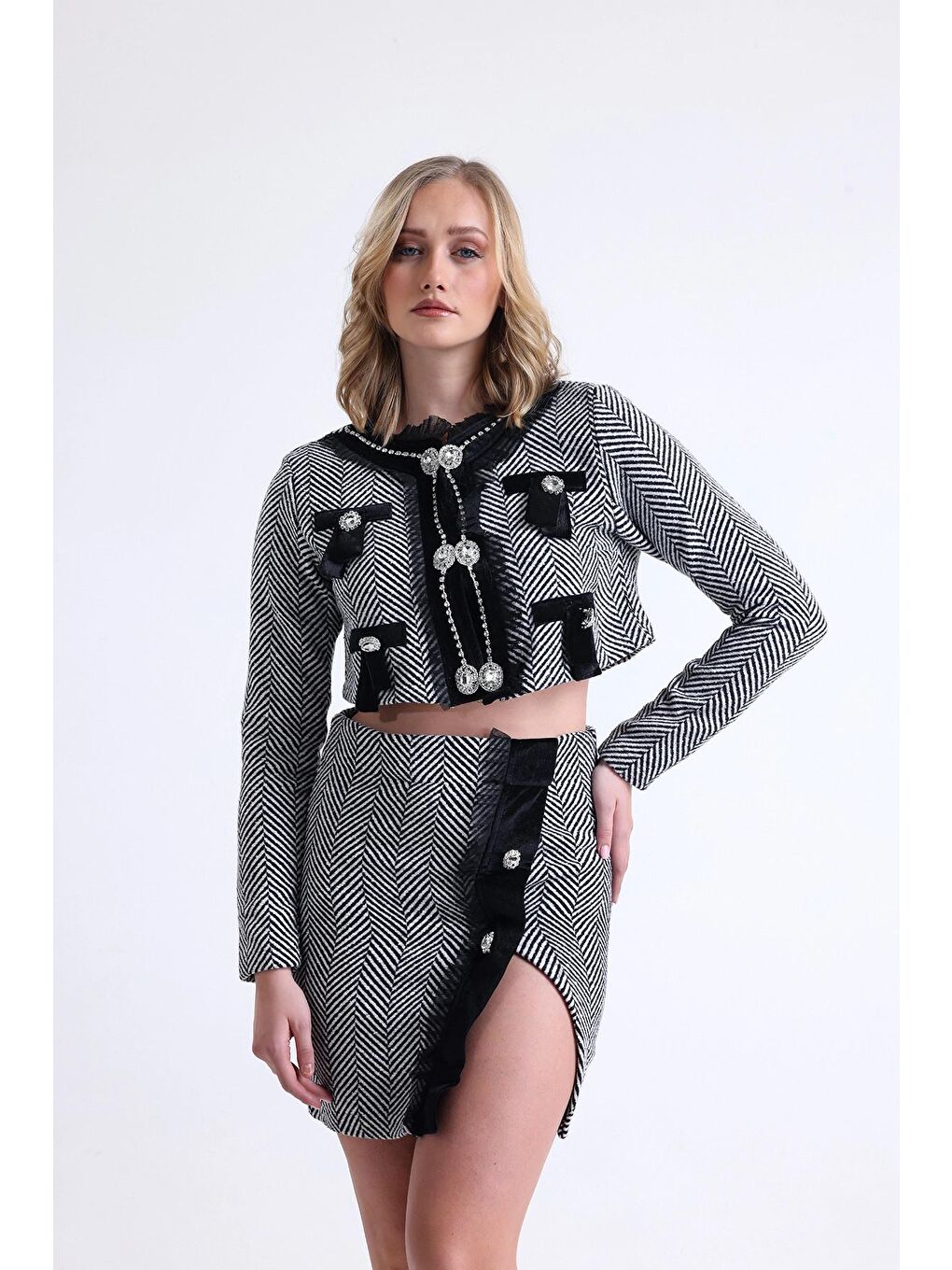 Gri Kurdeleli Ve Taşlı Uzun Kollu Eteği Yırtmaçlı Crop Ceket Etek Takım SU-4-3