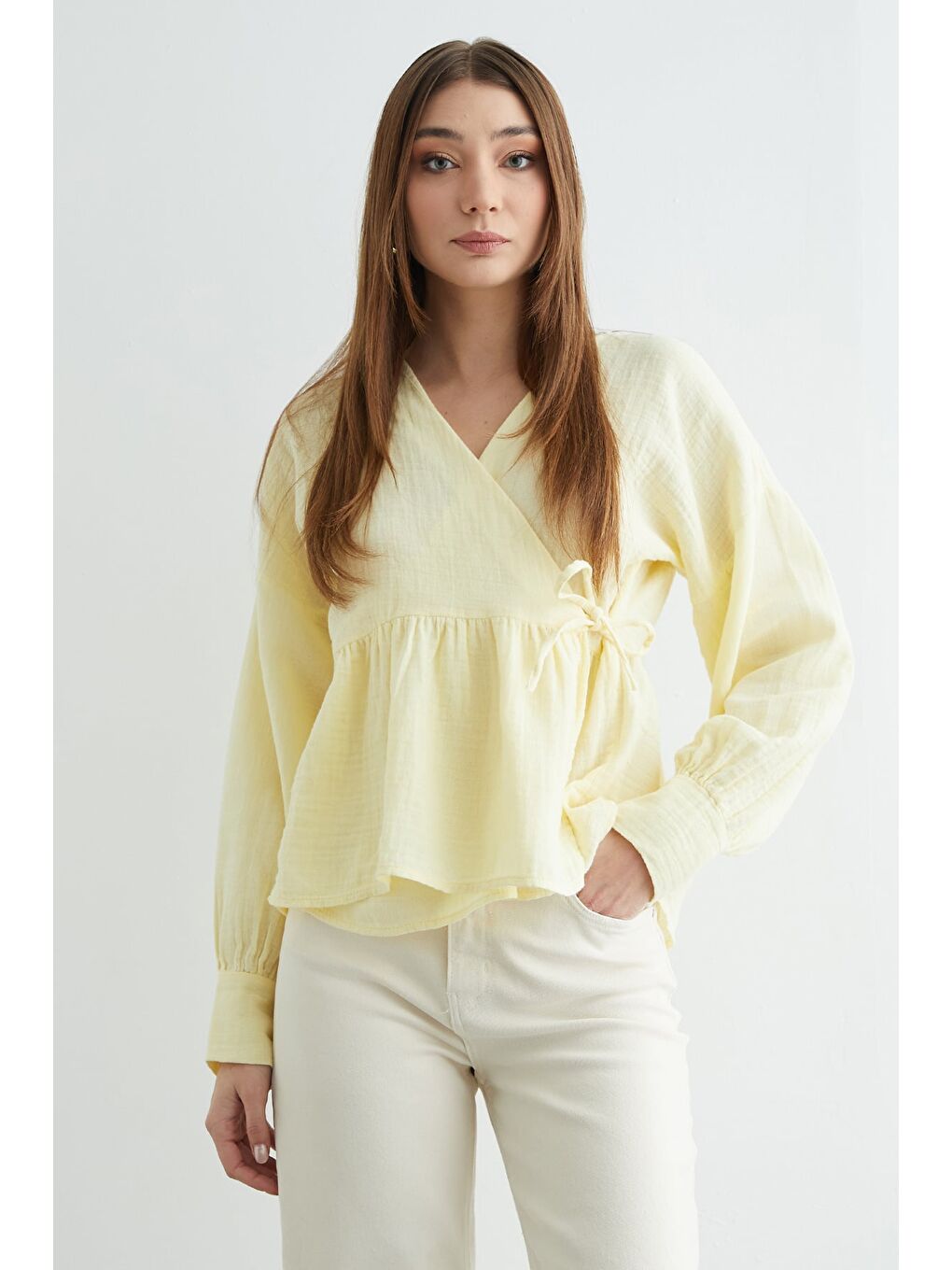 Sarı Yandan Bağlamalı Kruvaze Yaka Müslin Gömlek