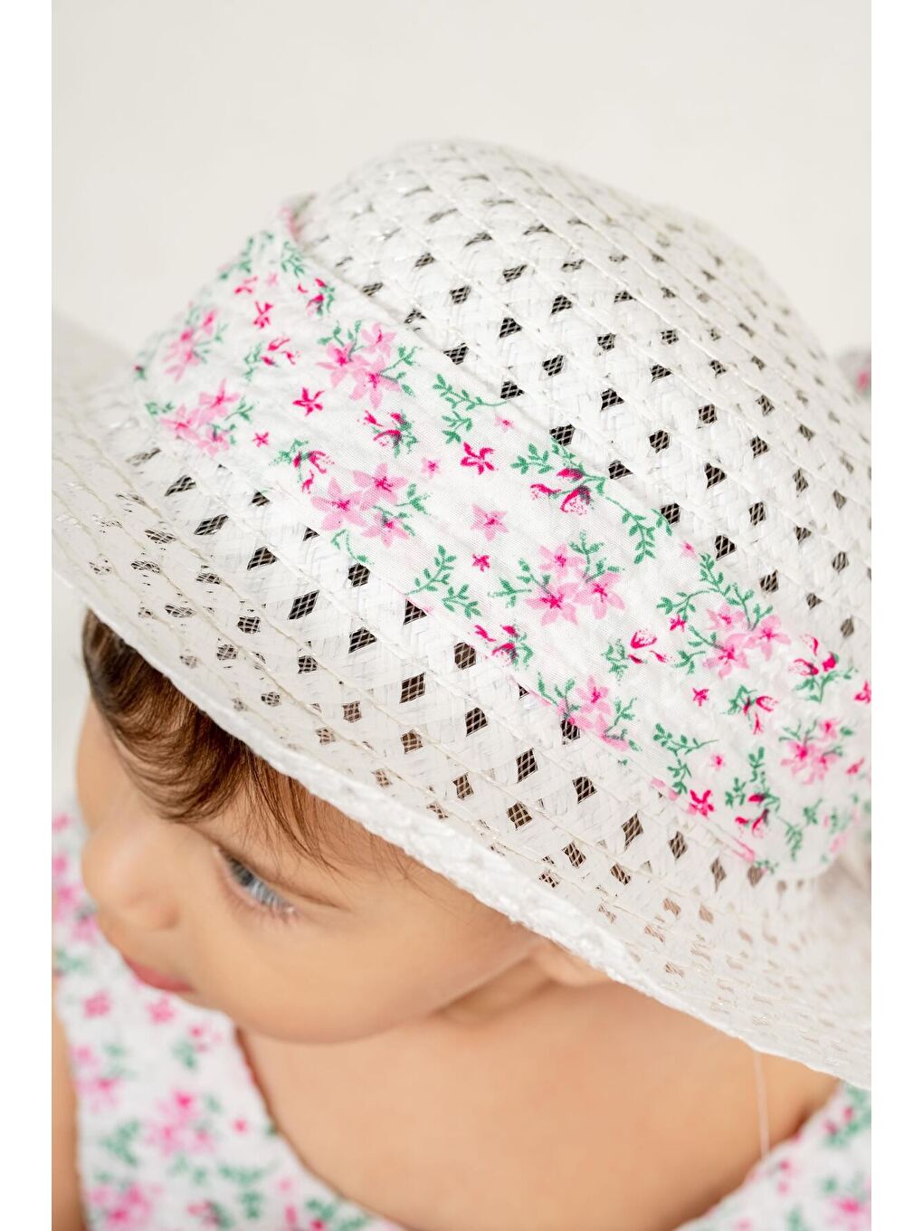 Pembe Tatlı Çiçek Desenli Şapkalı Fiyonklu Kız Bebek Elbisesi-2