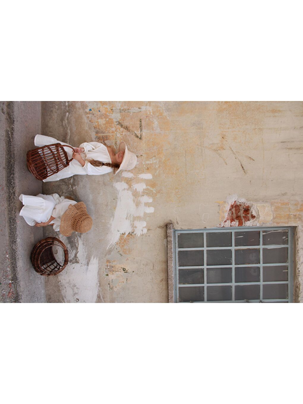 Beyaz Düşük Omuz Bluzlu Etek Takım-3