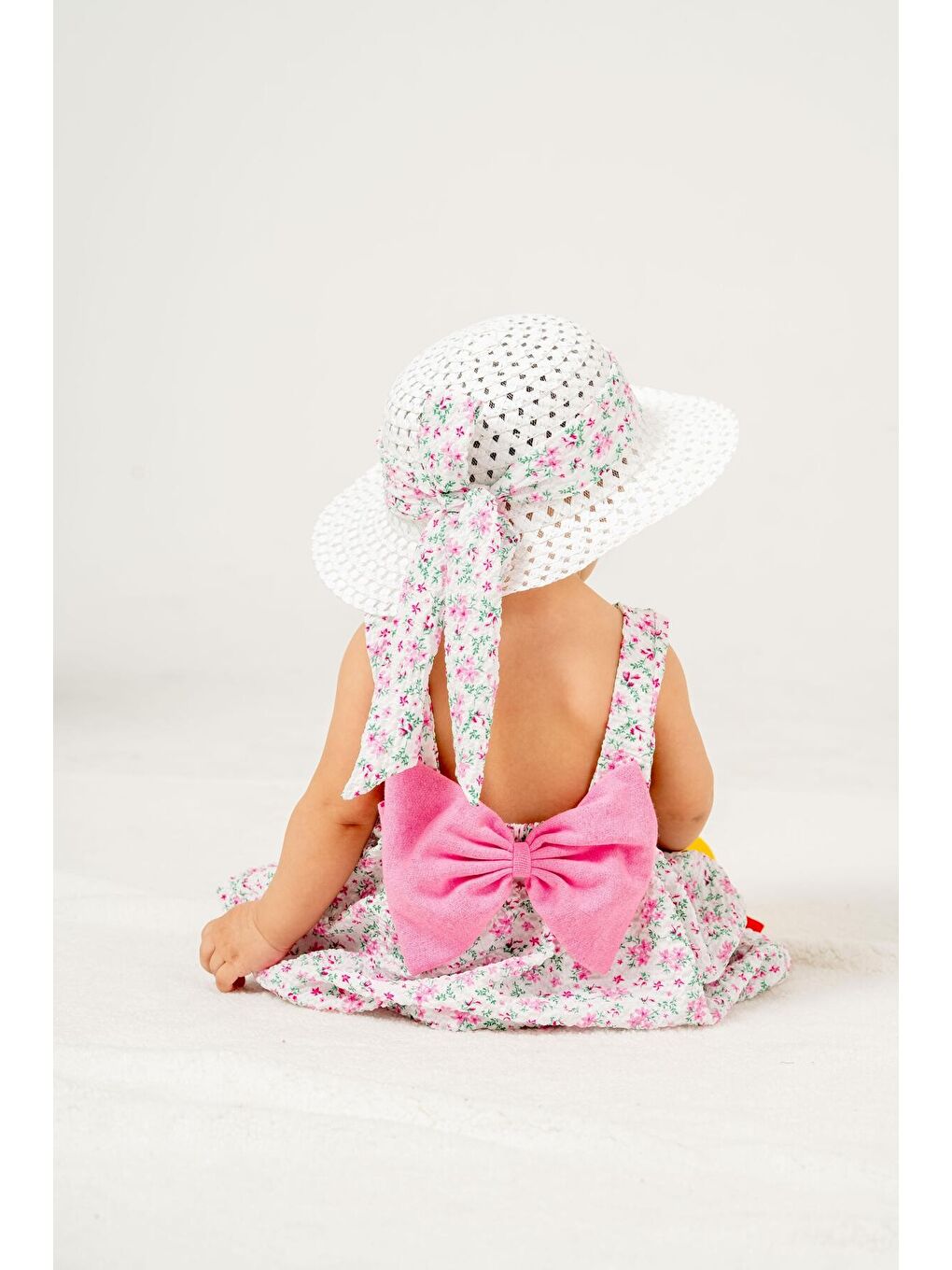 Pembe Tatlı Çiçek Desenli Şapkalı Fiyonklu Kız Bebek Elbisesi-3