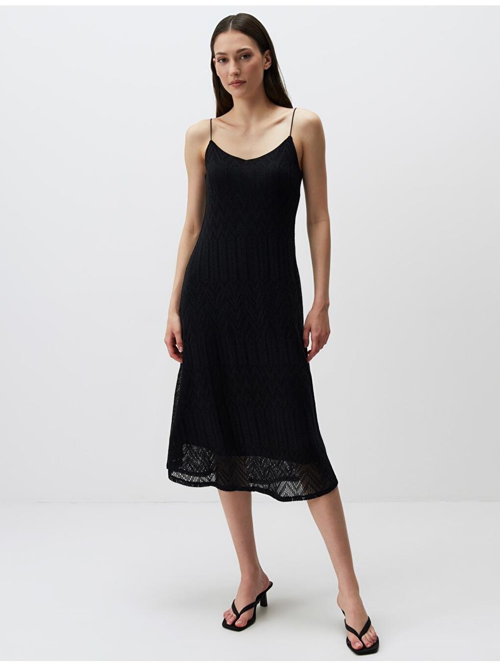 Siyah Düz Kesim Askılı V Yaka Örme Elbise