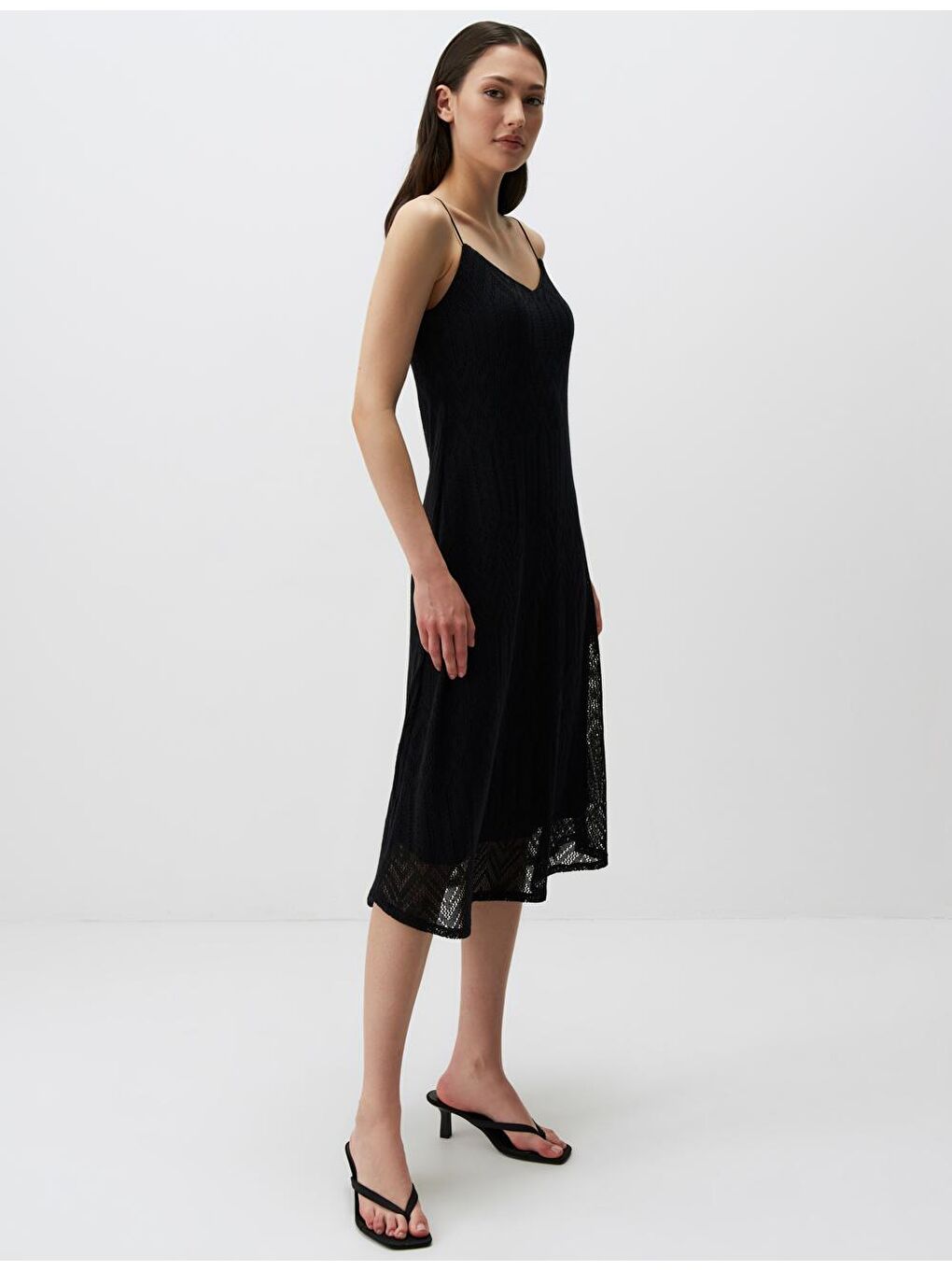 Siyah Düz Kesim Askılı V Yaka Örme Elbise-1