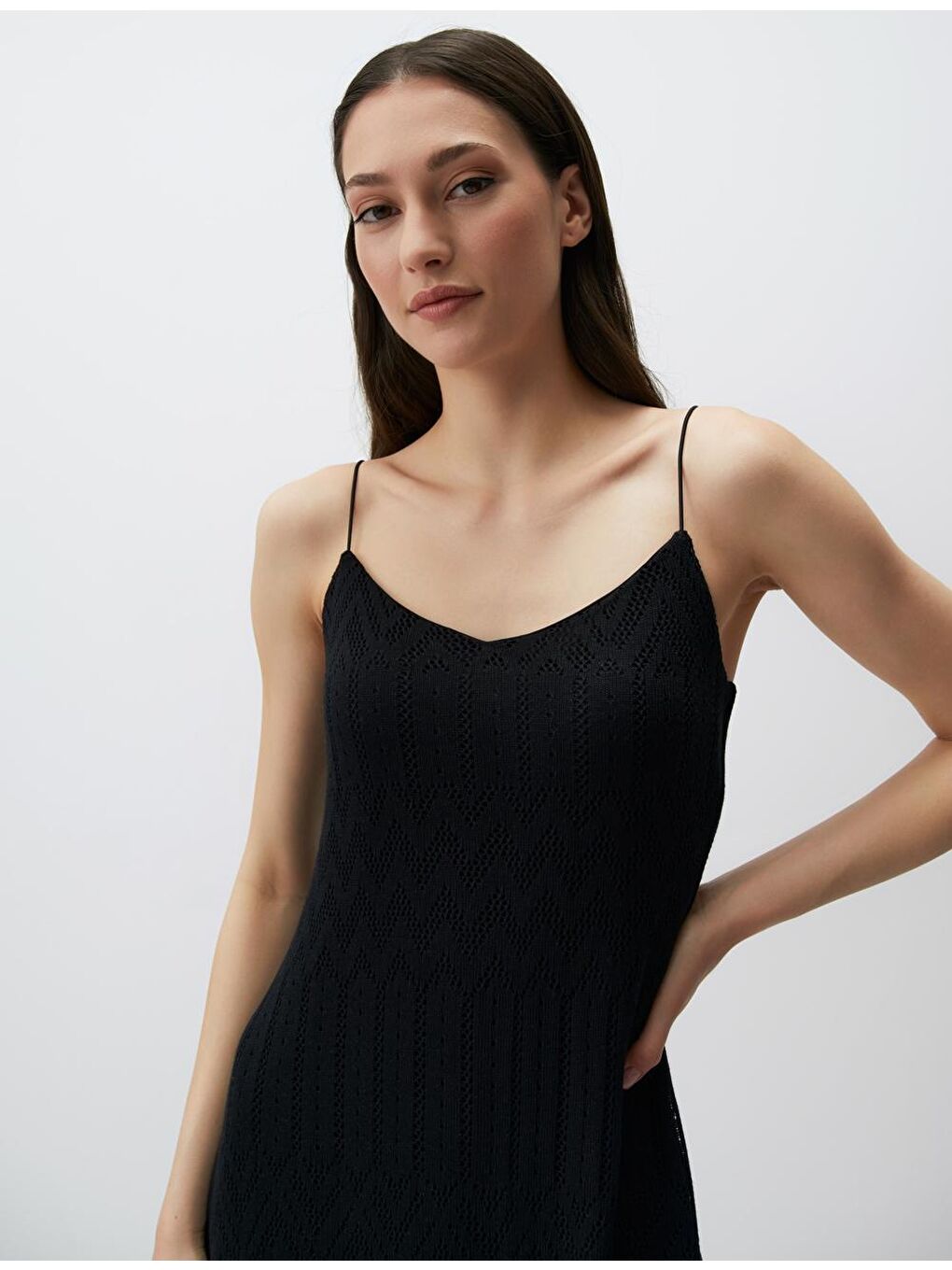 Siyah Düz Kesim Askılı V Yaka Örme Elbise-3