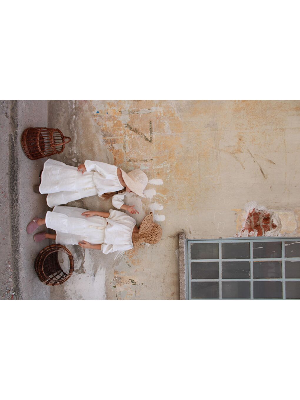 Beyaz Düşük Omuz Bluzlu Etek Takım-7