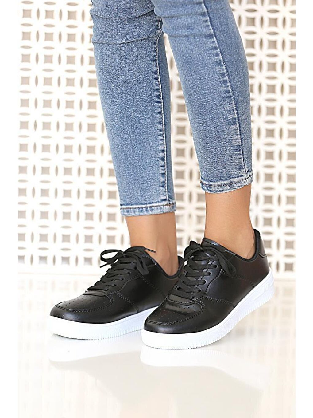 Siyah Rahat Taban Bağcıklı Kadın Sneaker AIR777