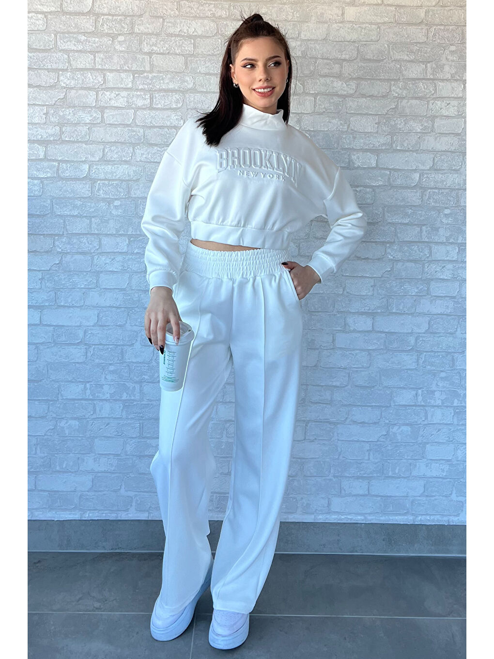 Ekru Kadın Scuba Kumaş Kabartma Yazı Baskılı Crop Top Eşofman Takımı