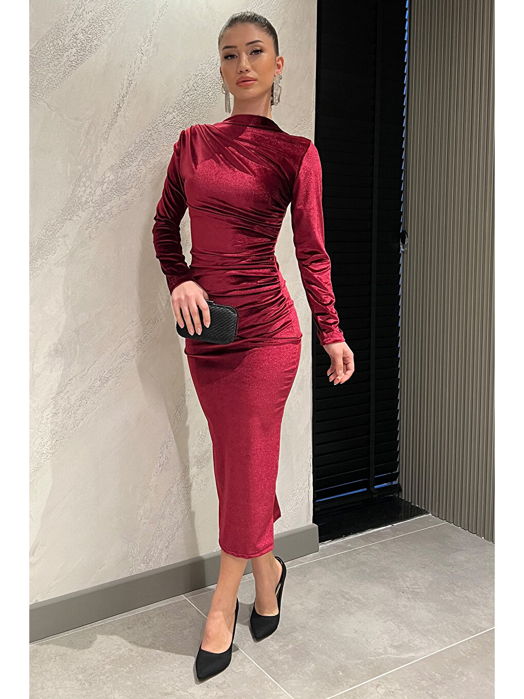 Mürdüm Kadın Dik Yaka Omuz Ve Bel Büzgülü Elastanlı Kadife Elbise