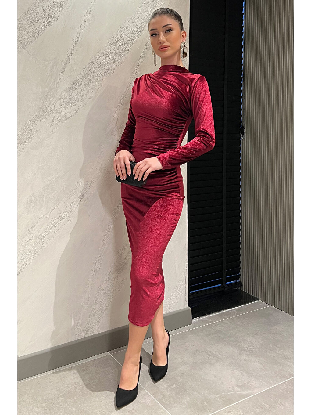 Mürdüm Kadın Dik Yaka Omuz Ve Bel Büzgülü Elastanlı Kadife Elbise-1