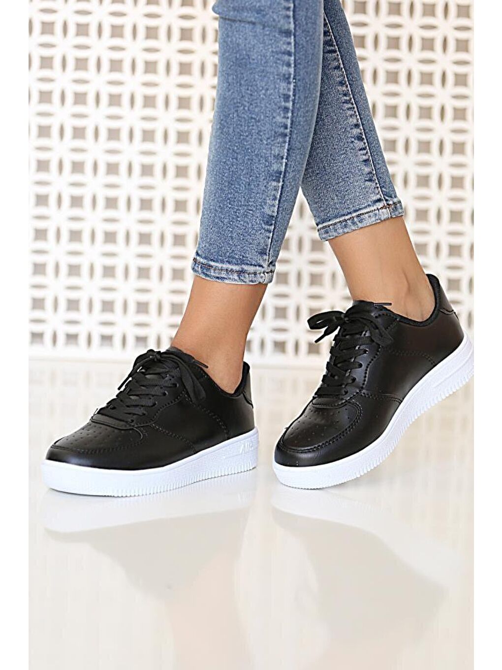 Siyah Rahat Taban Bağcıklı Kadın Sneaker AIR777-2