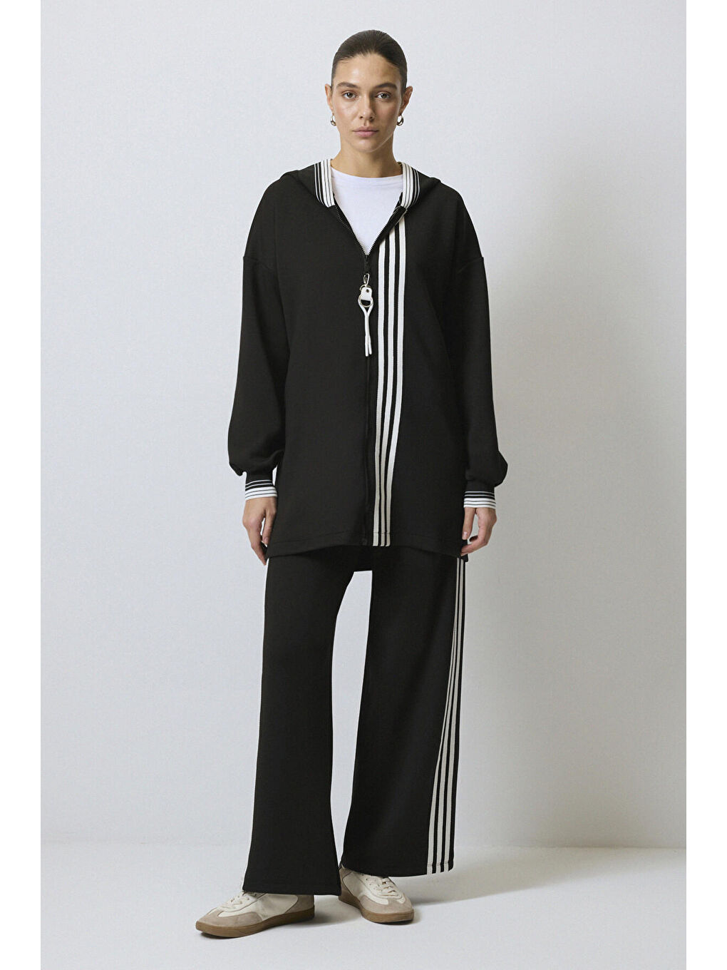 Siyah Şerit Detaylı Eşofman Takımı