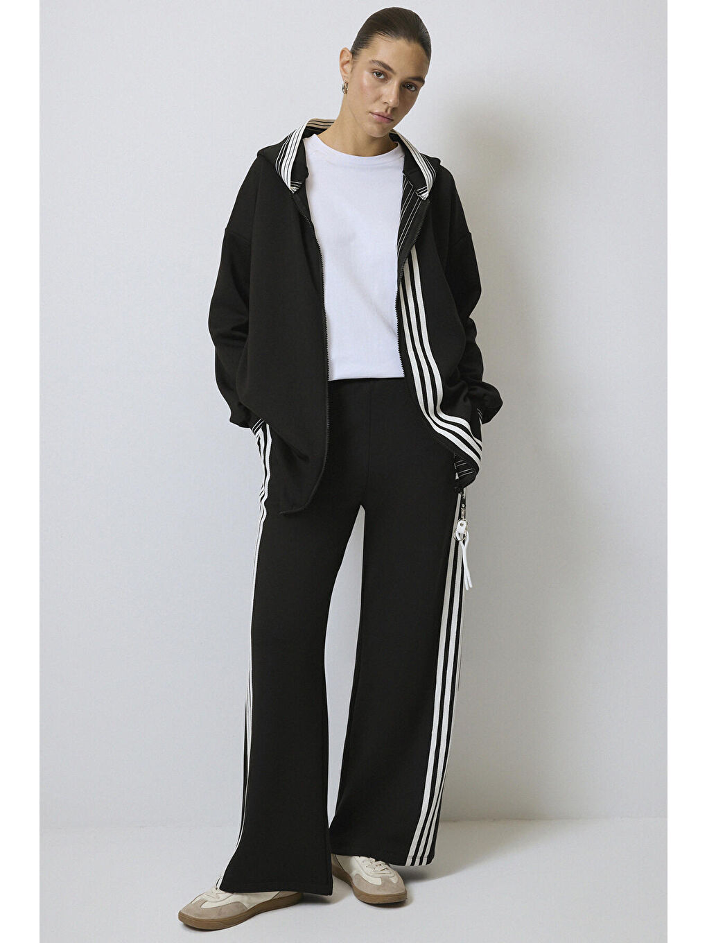 Siyah Şerit Detaylı Eşofman Takımı-1