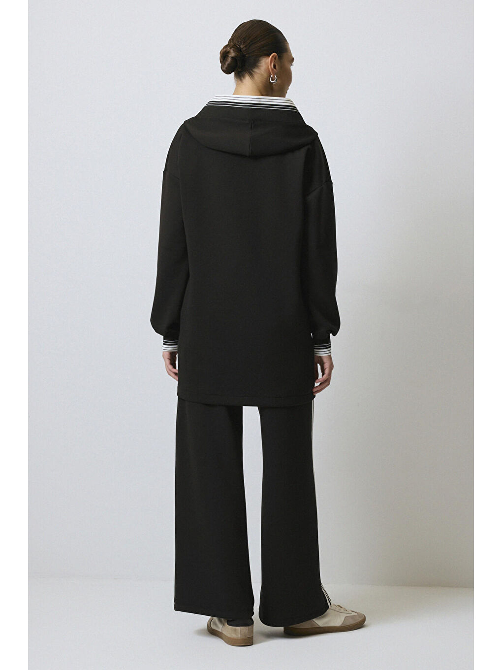 Siyah Şerit Detaylı Eşofman Takımı-3