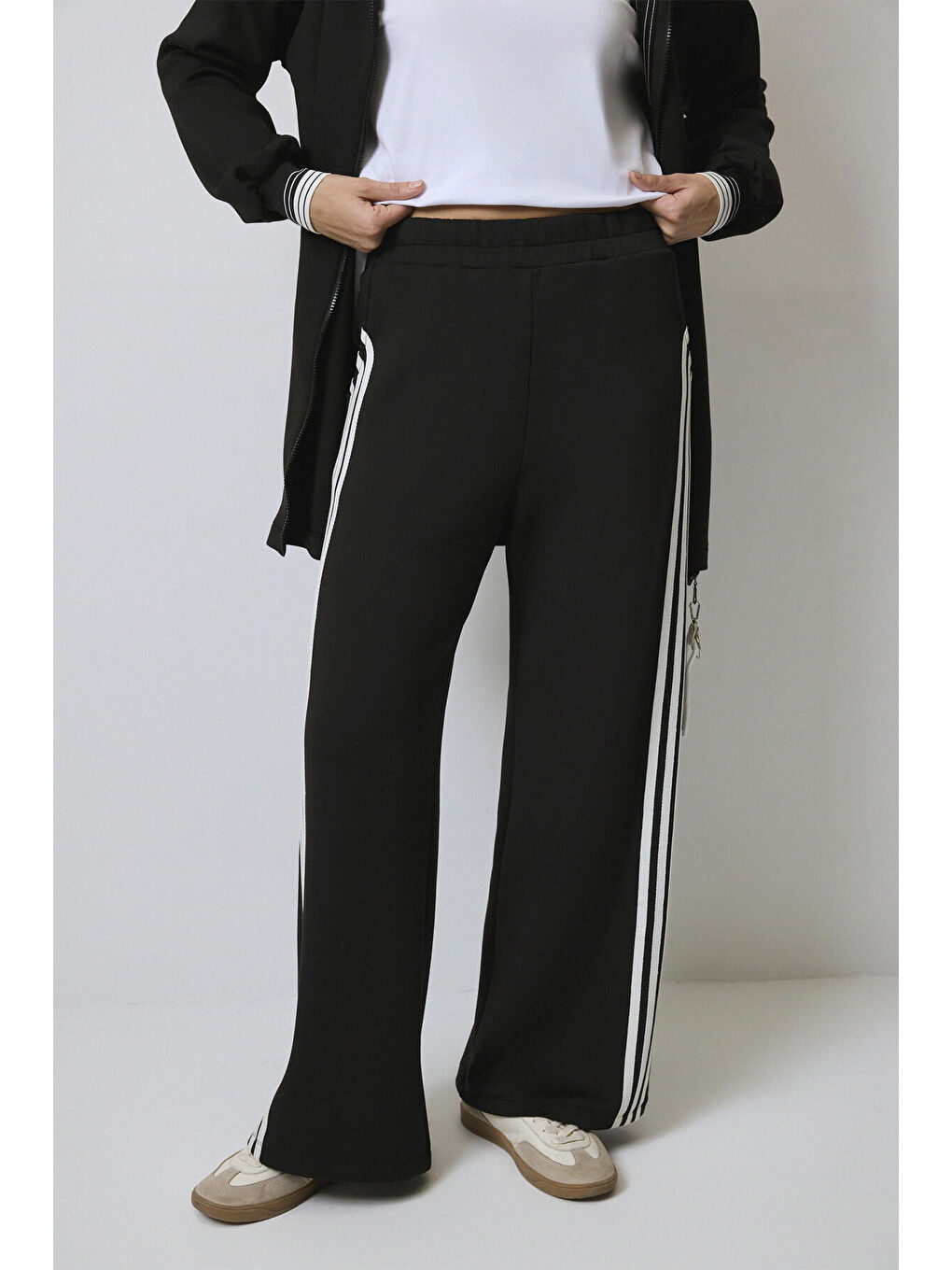 Siyah Şerit Detaylı Eşofman Takımı-4