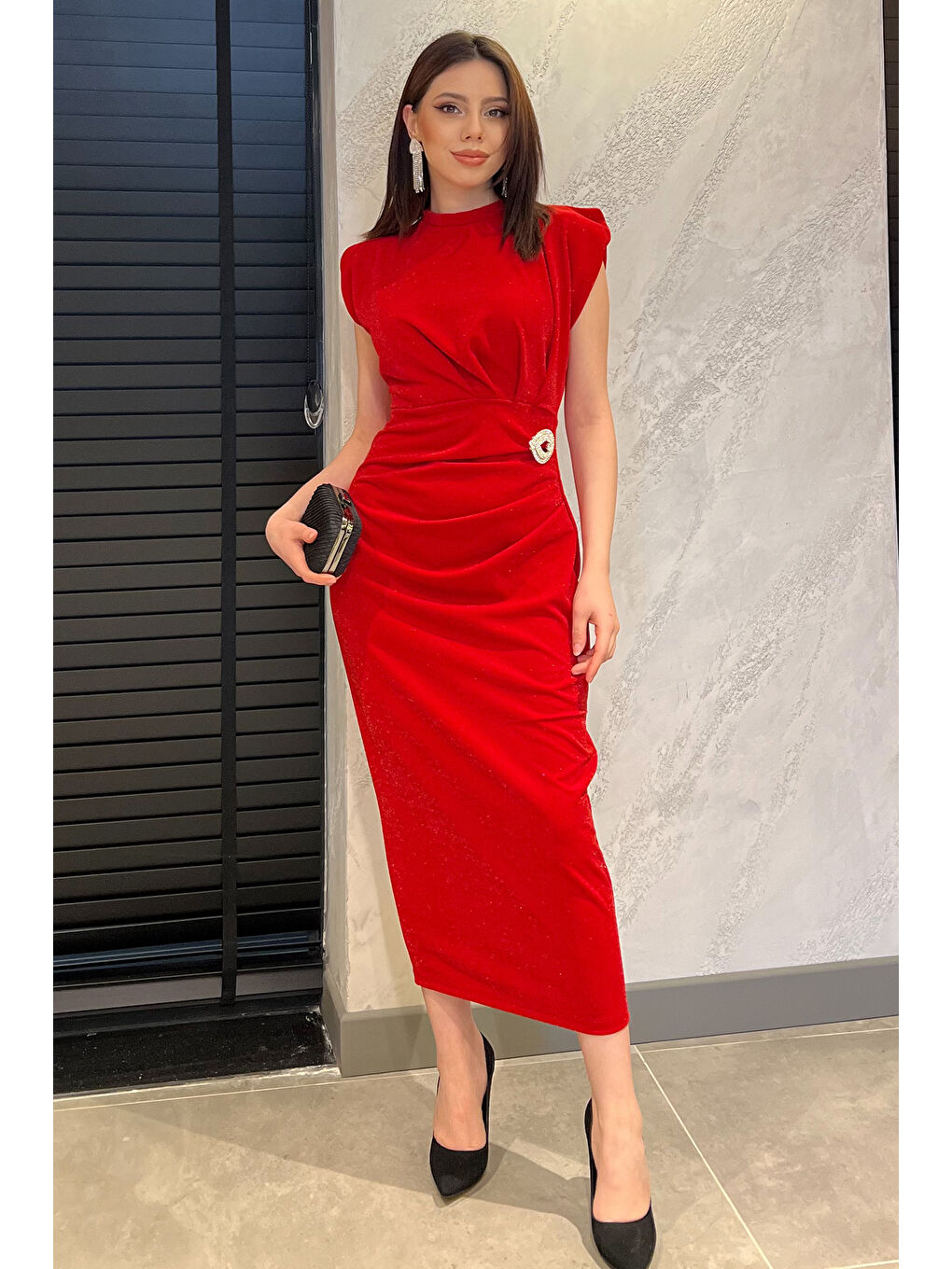 Kırmızı Kadın Dik Yaka Omuz Vatkalı Bel Büzgülü Broş Detaylı Işıltılı Abiye Elbise