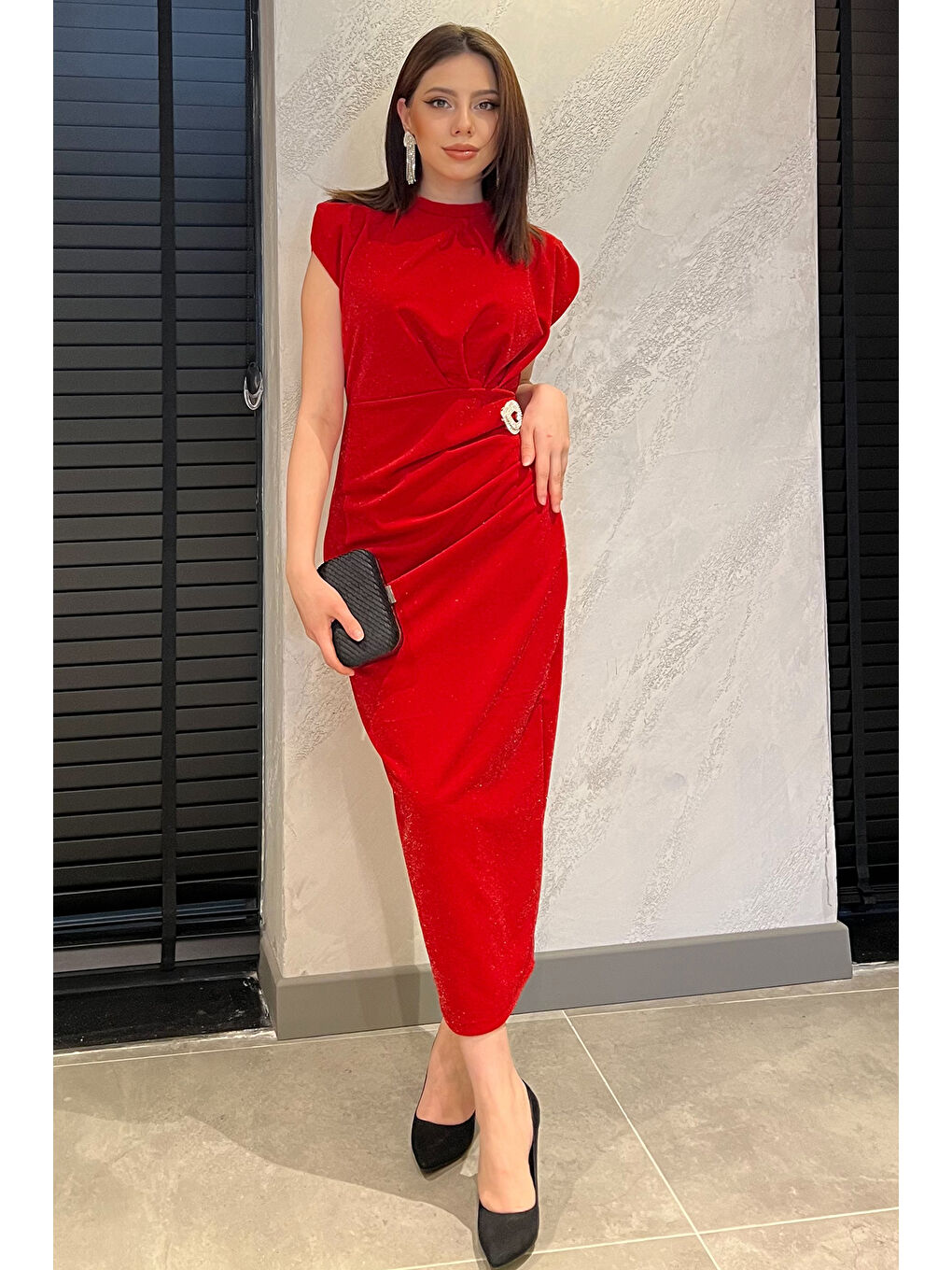 Kırmızı Kadın Dik Yaka Omuz Vatkalı Bel Büzgülü Broş Detaylı Işıltılı Abiye Elbise-1