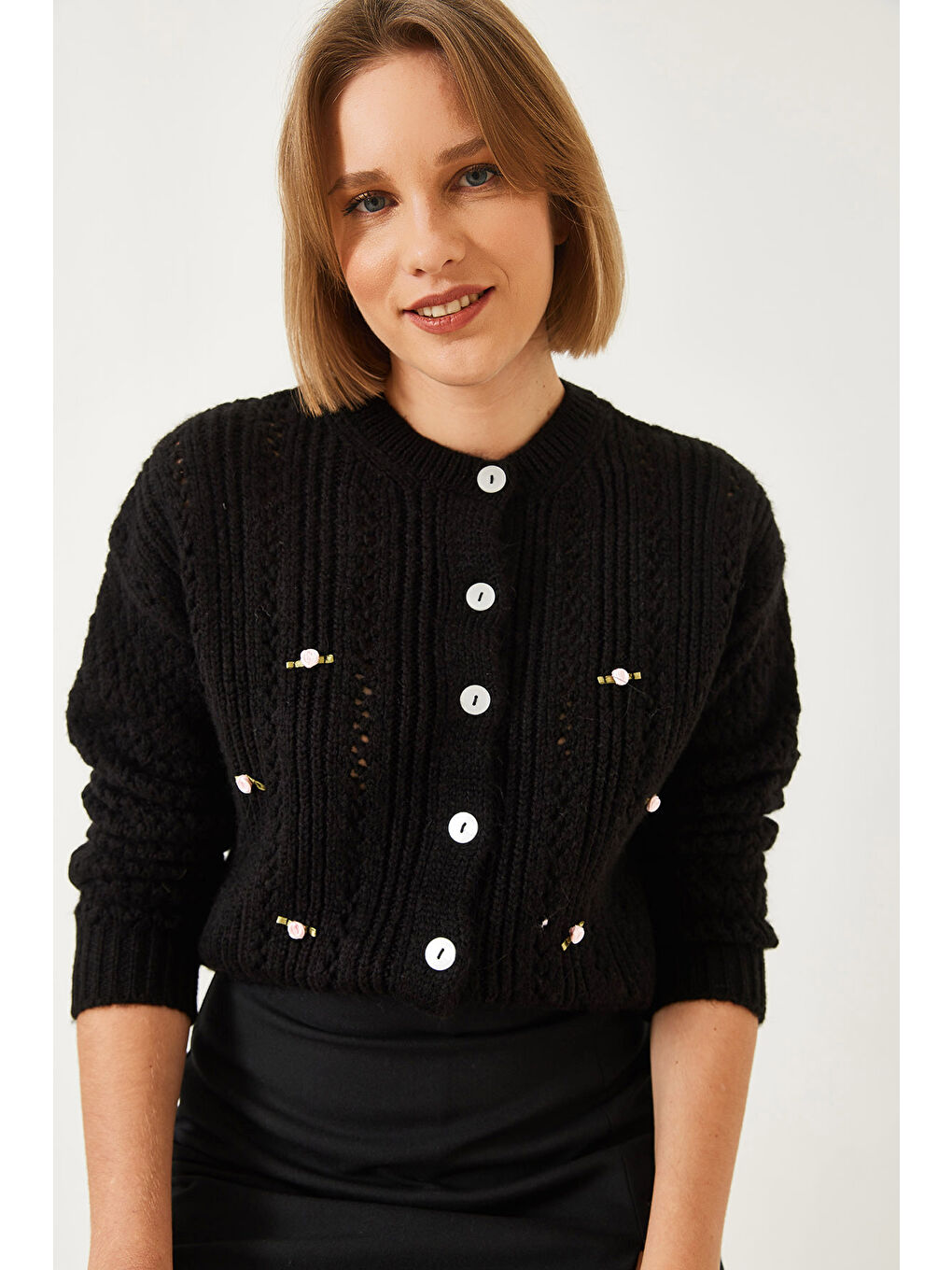 Siyah Kadın Ajurlu Çiçekli Triko Hırka-3