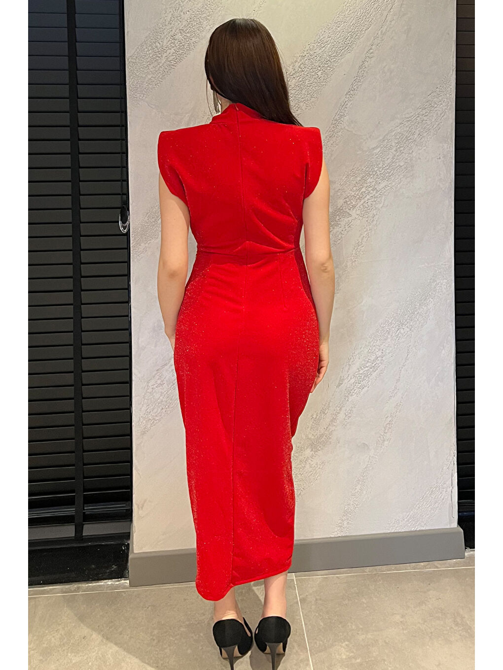 Kırmızı Kadın Dik Yaka Omuz Vatkalı Bel Büzgülü Broş Detaylı Işıltılı Abiye Elbise-3