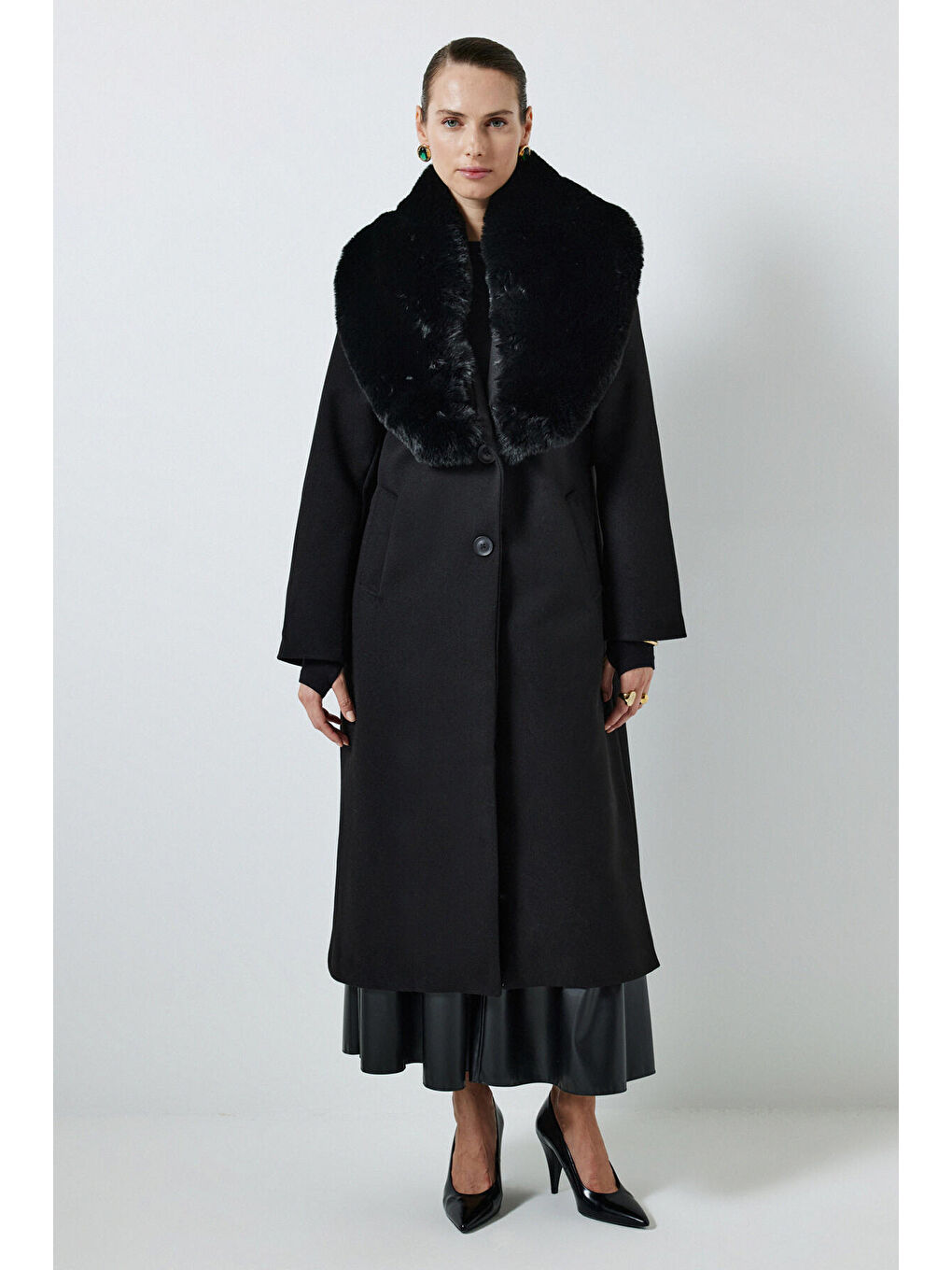 Siyah Yakası Kürklü Kaşe Kaban