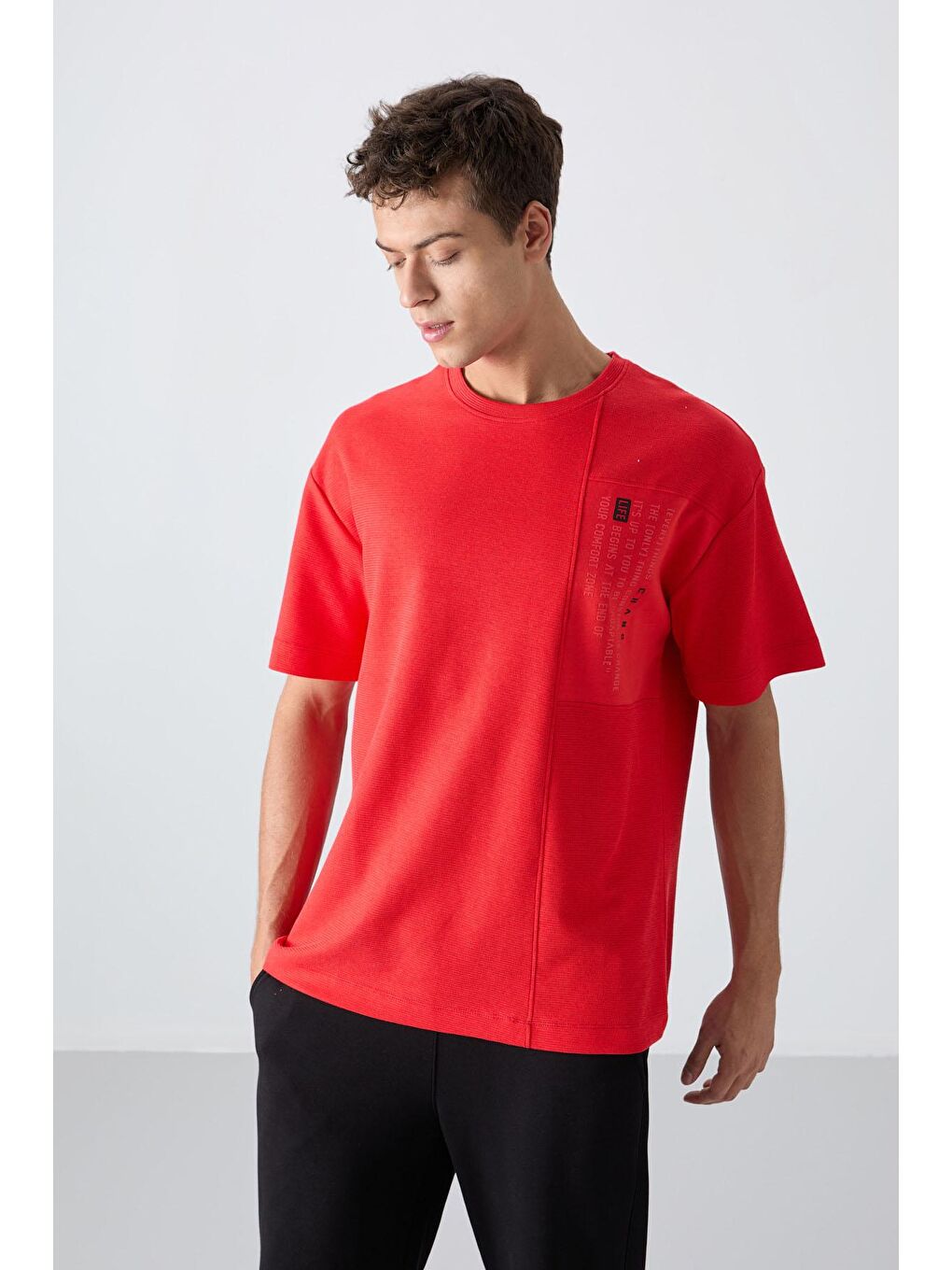 TOMMYLIFE Kırmızı Pamuklu Kalın Yüzeyi Dokulu Oversize Fit Baskılı Erkek T-Shirt - 88338