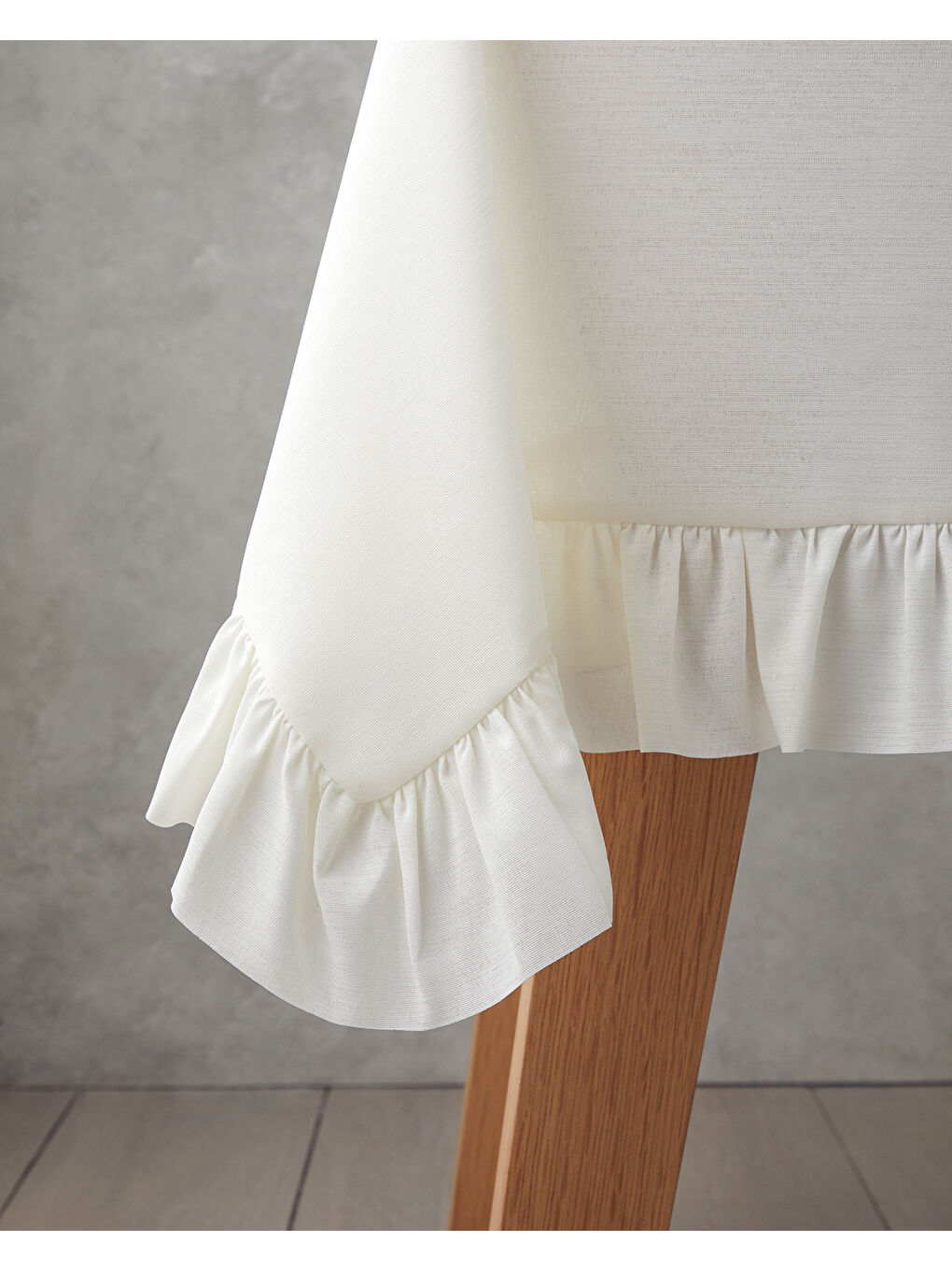 Ekru Flor Pura Polyester Fırfırlı Masa Örtüsü 150x200 cm Krem-1