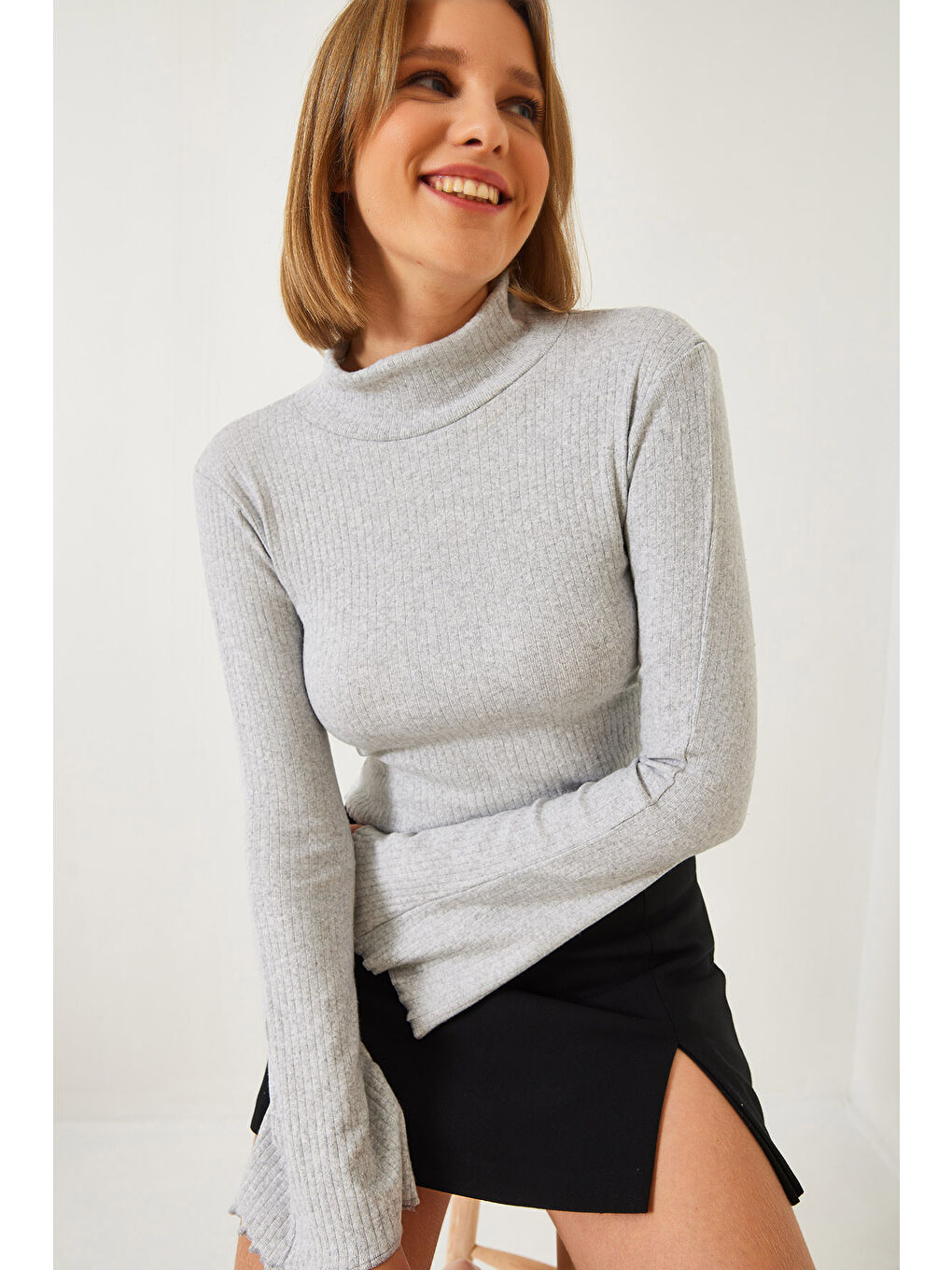 Gri Kadın Yarım Balıkçı Yaka Bluz