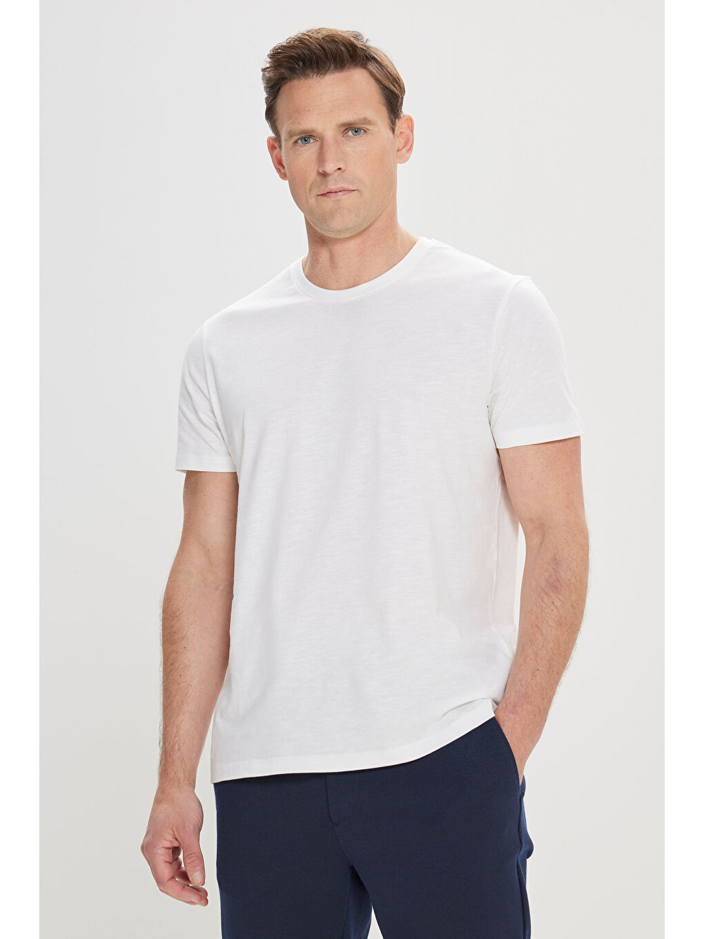 Erkek Beyaz Slim Fit Dar Kesim %100 Pamuk Bisiklet Yaka Tişört