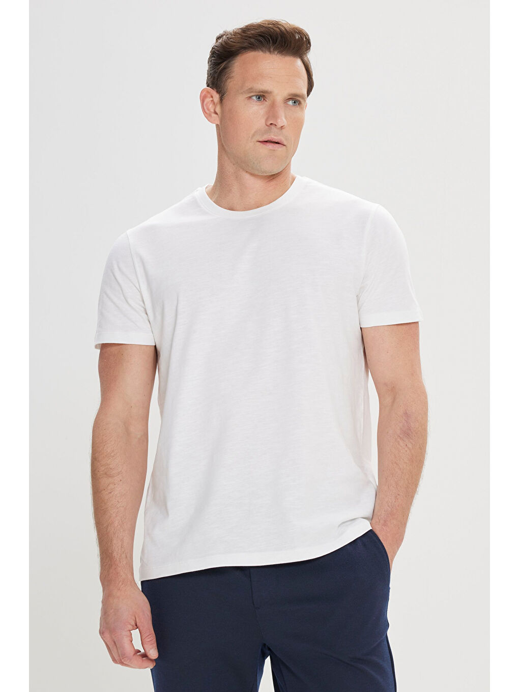 Erkek Beyaz Slim Fit Dar Kesim %100 Pamuk Bisiklet Yaka Tişört-2