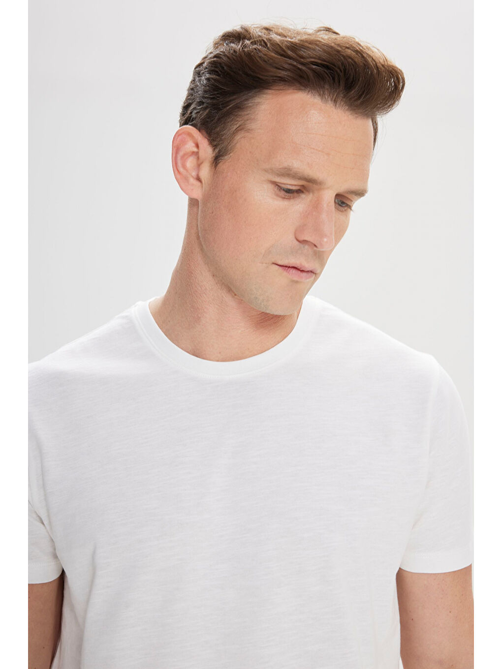 Erkek Beyaz Slim Fit Dar Kesim %100 Pamuk Bisiklet Yaka Tişört-3