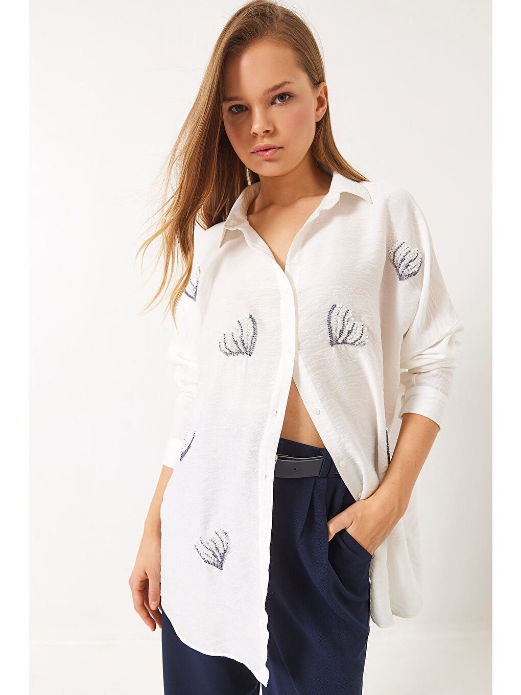 Beyaz Kadın Boncuk Taş Kalp İşlemeli Oversize Gömlek