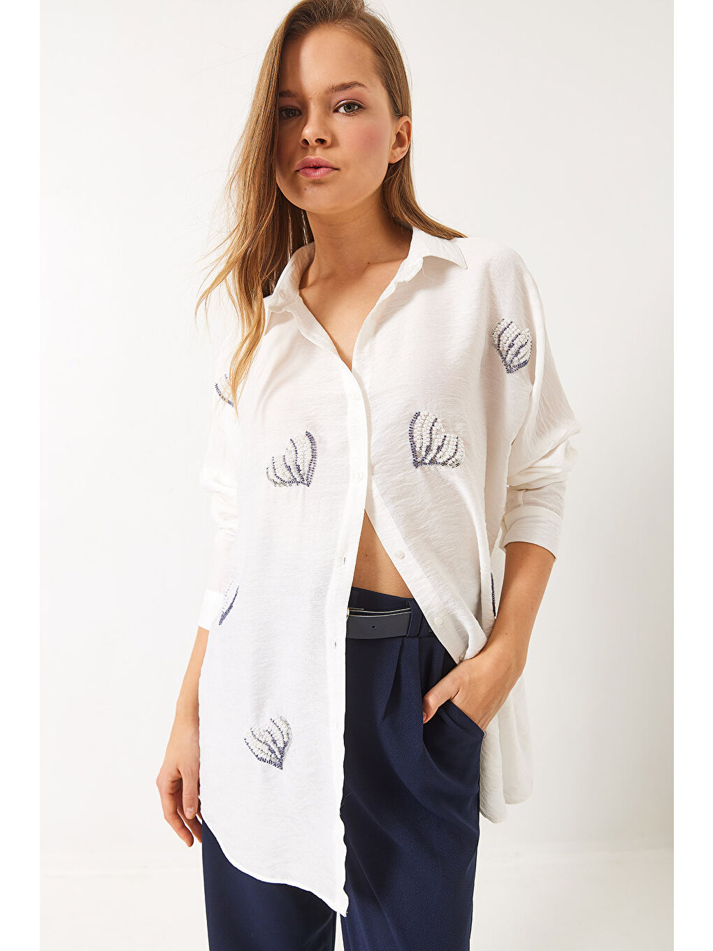 Beyaz Kadın Boncuk Taş Kalp İşlemeli Oversize Gömlek-2