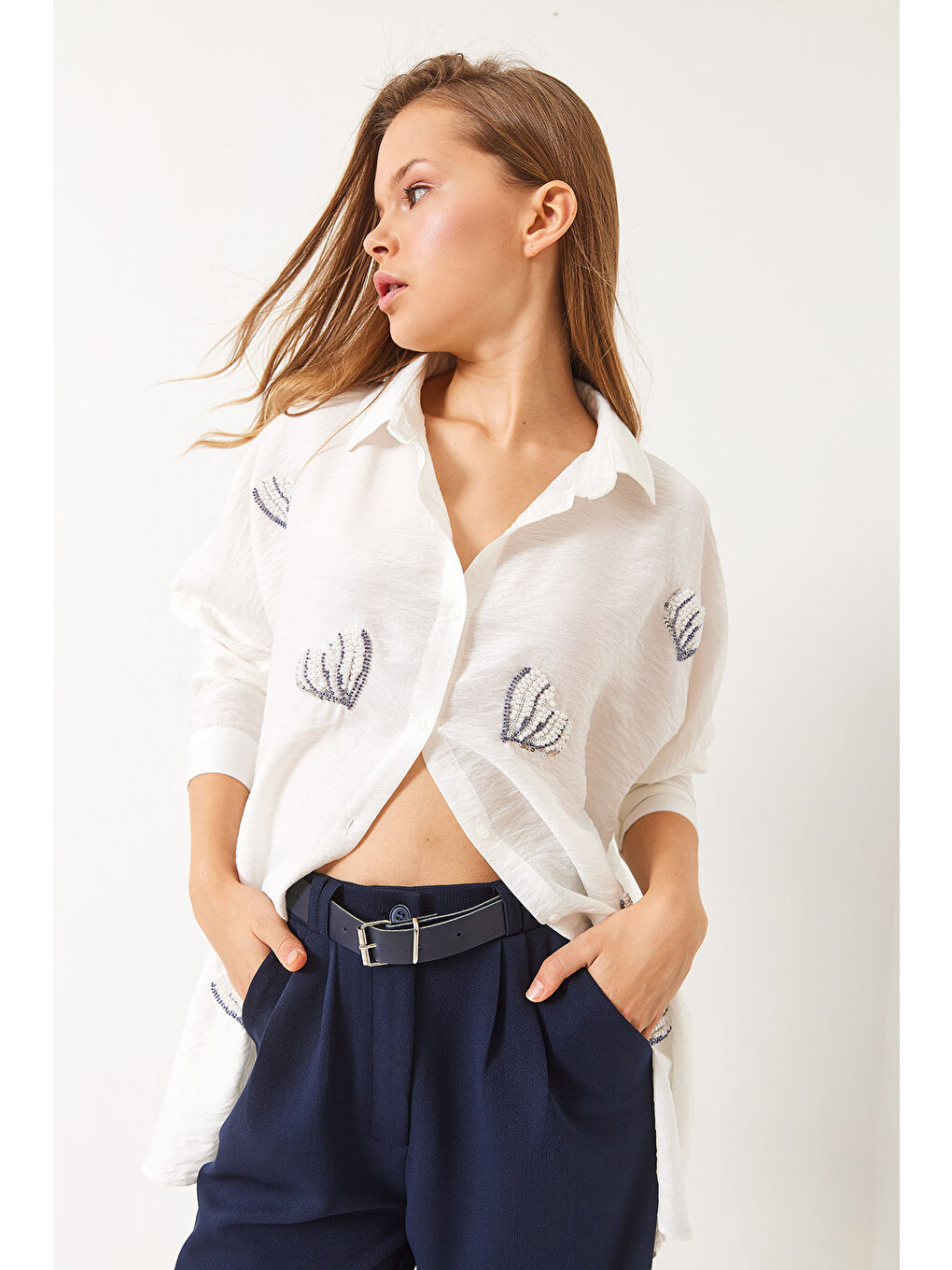 Beyaz Kadın Boncuk Taş Kalp İşlemeli Oversize Gömlek-3