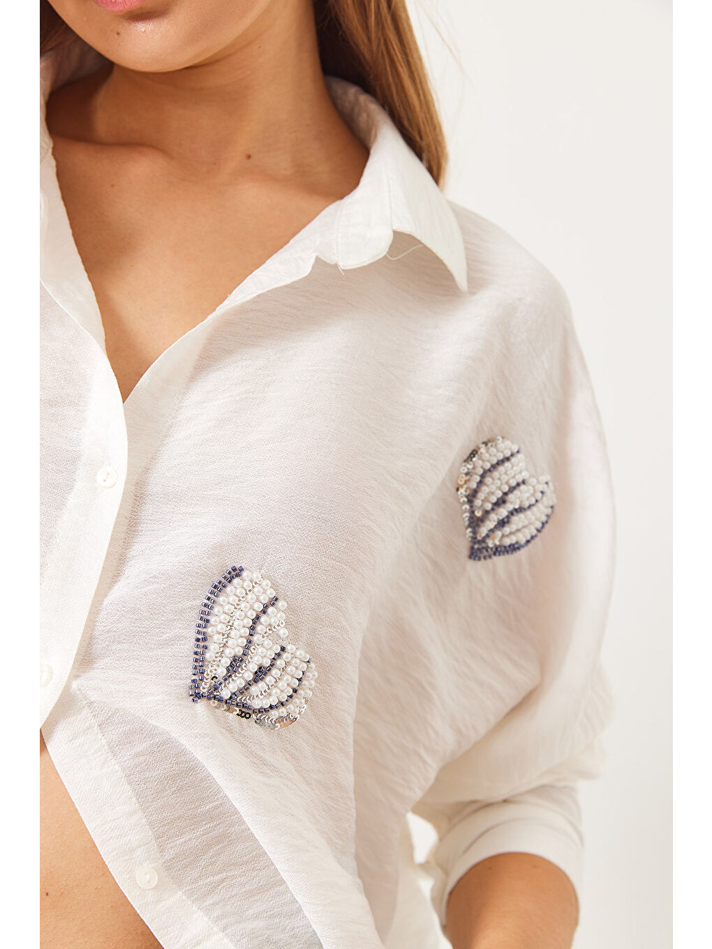 Beyaz Kadın Boncuk Taş Kalp İşlemeli Oversize Gömlek-4