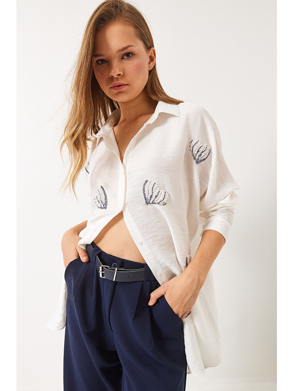 Beyaz Kadın Boncuk Taş Kalp İşlemeli Oversize Gömlek-5