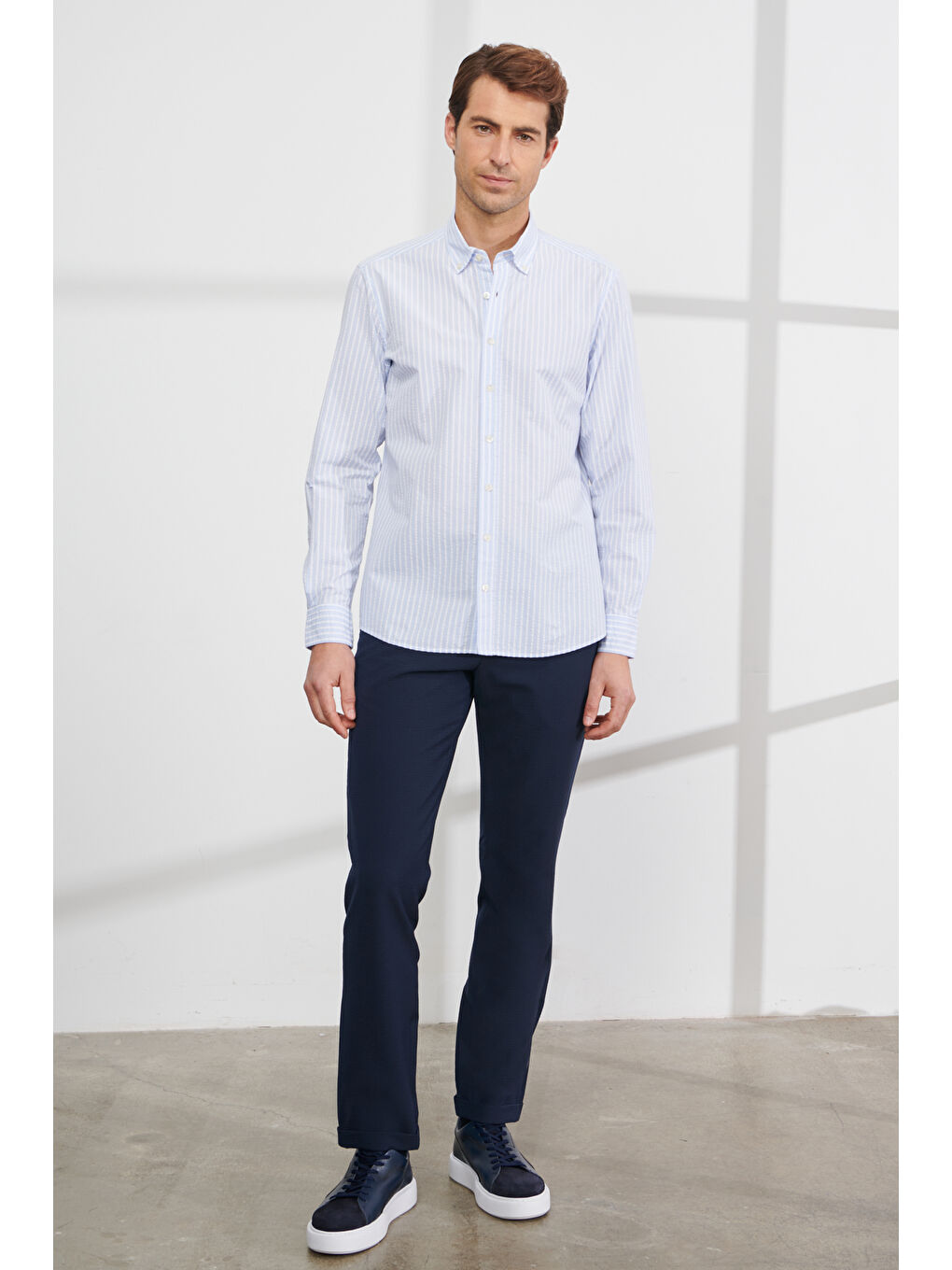 Erkek Mavi-Beyaz Slim Fit Dar Kesim Düğmeli Yaka %100 Pamuk Çizgili Gömlek-1