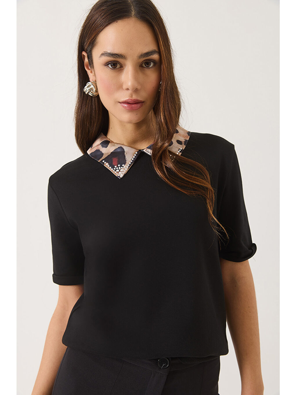 Siyah Kadın Leopar Desenli Taş Detaylı Saten Polo Yaka Kısa Kollu T-Shirt