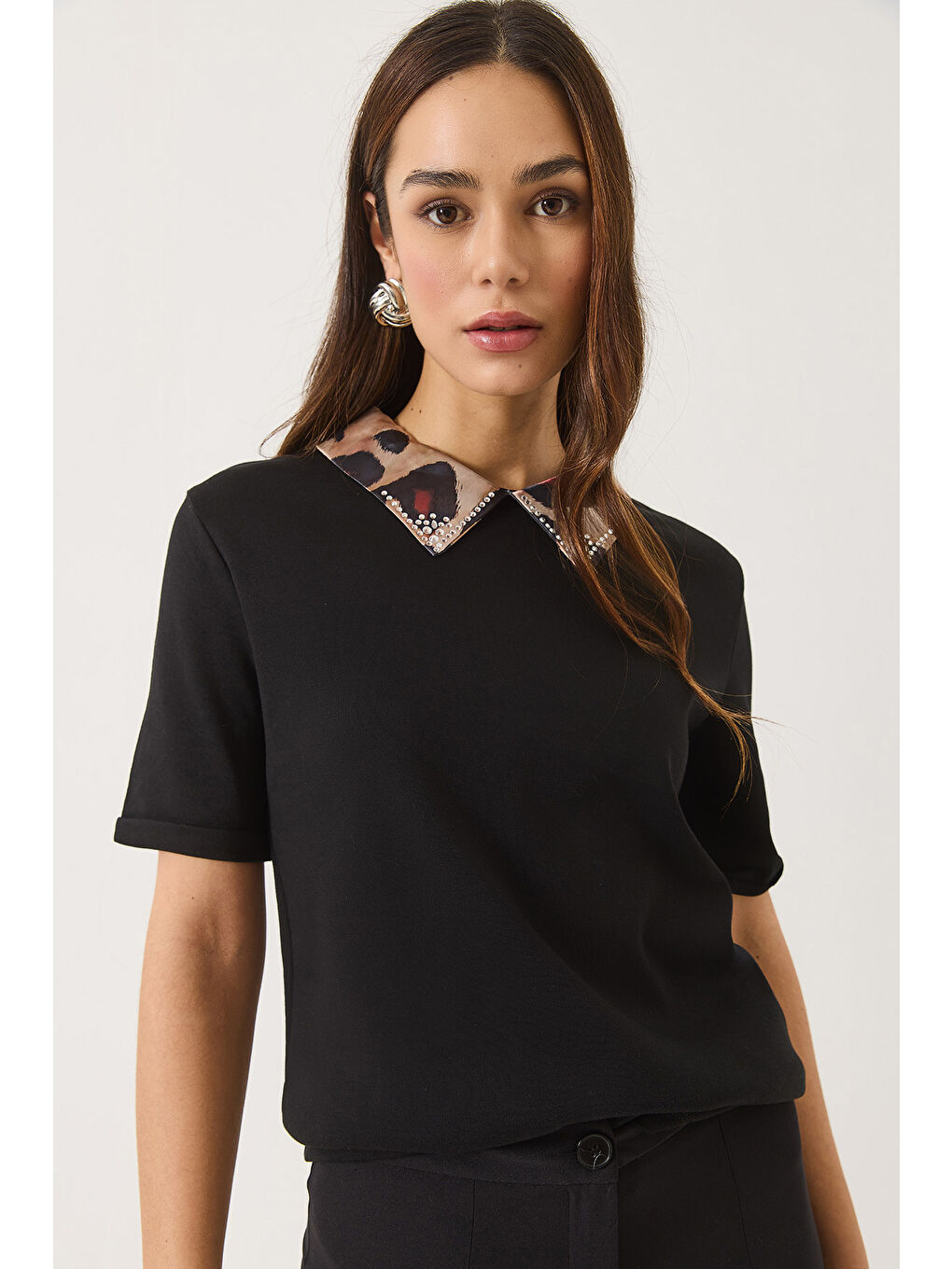 Siyah Kadın Leopar Desenli Taş Detaylı Saten Polo Yaka Kısa Kollu T-Shirt-1