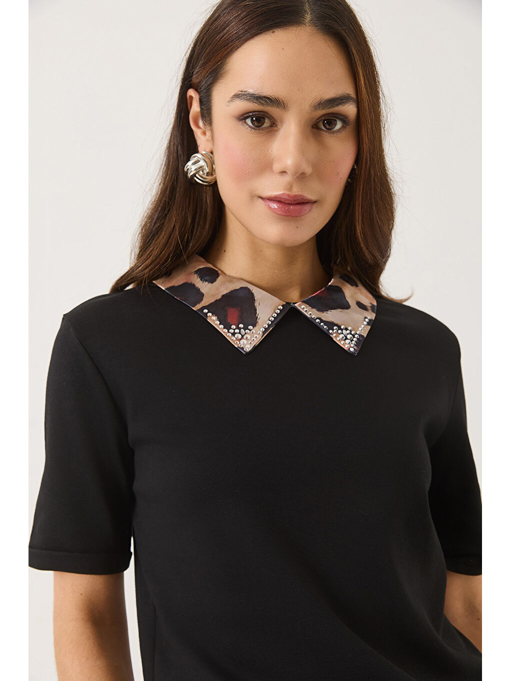 Siyah Kadın Leopar Desenli Taş Detaylı Saten Polo Yaka Kısa Kollu T-Shirt-2