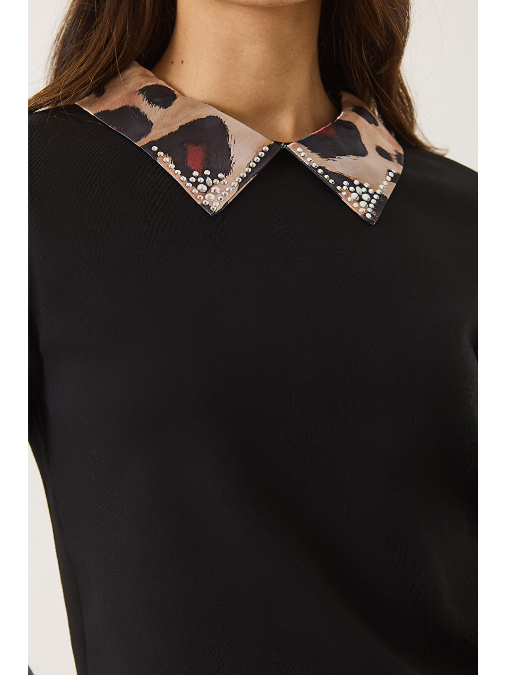 Siyah Kadın Leopar Desenli Taş Detaylı Saten Polo Yaka Kısa Kollu T-Shirt-3